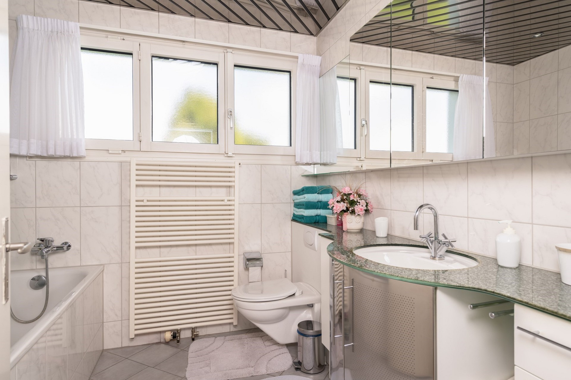 Helles Badezimmer mit Wanne, Waschtisch und WC
