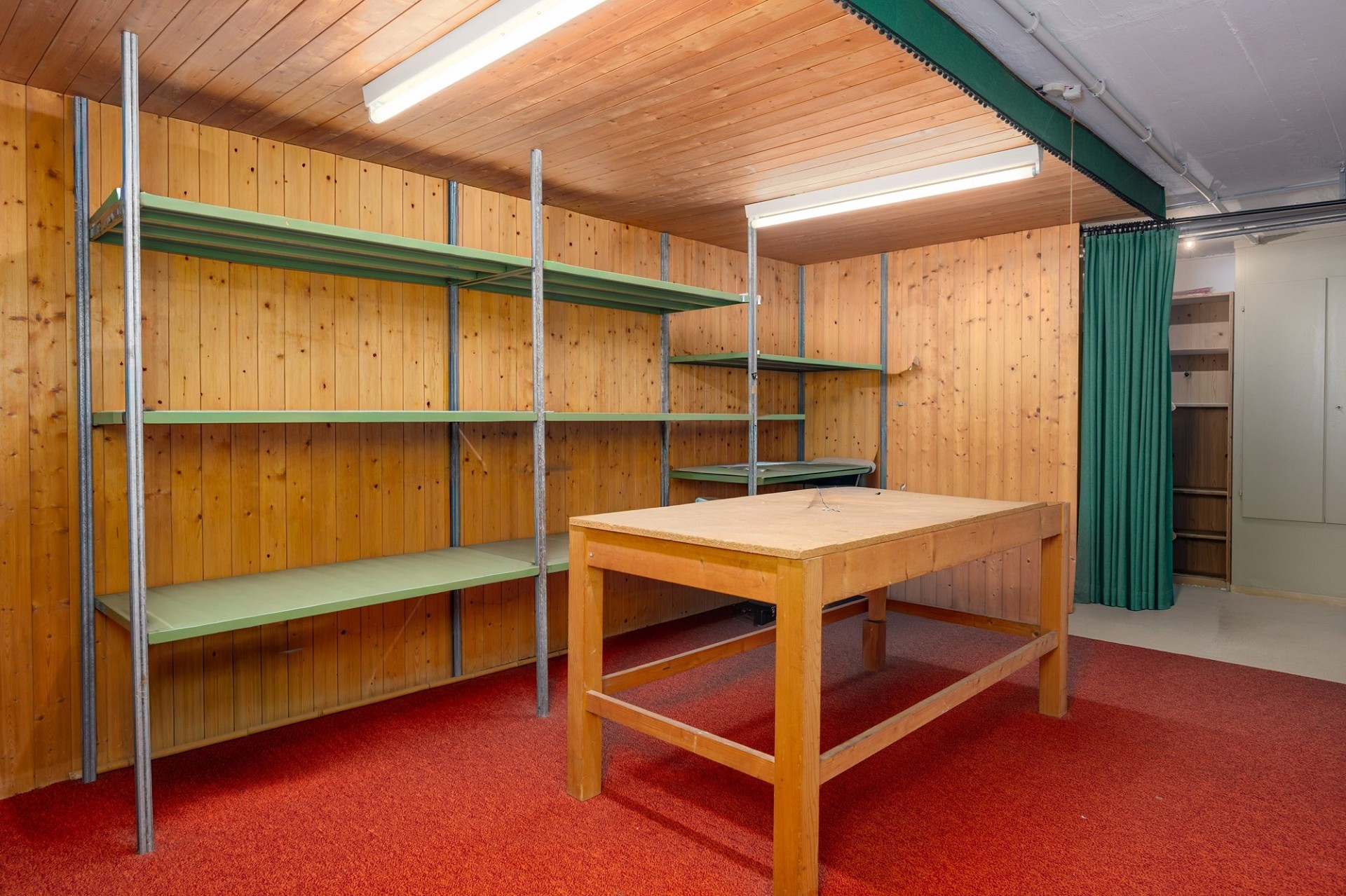 Werkraum mit Holzverkleidung und Regalen