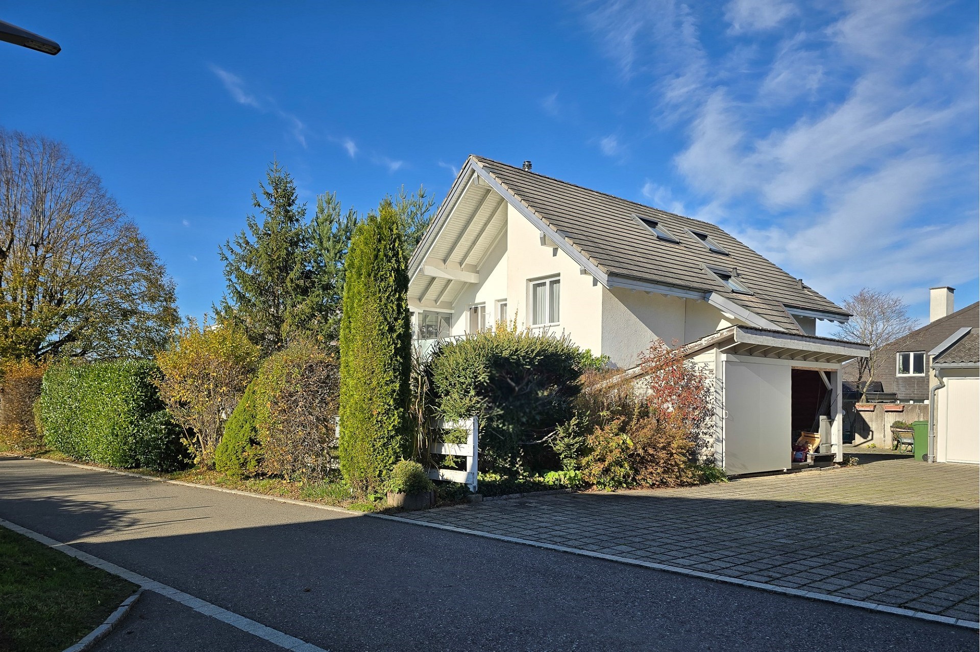 Einfamilienhaus mit Satteldach und Garten