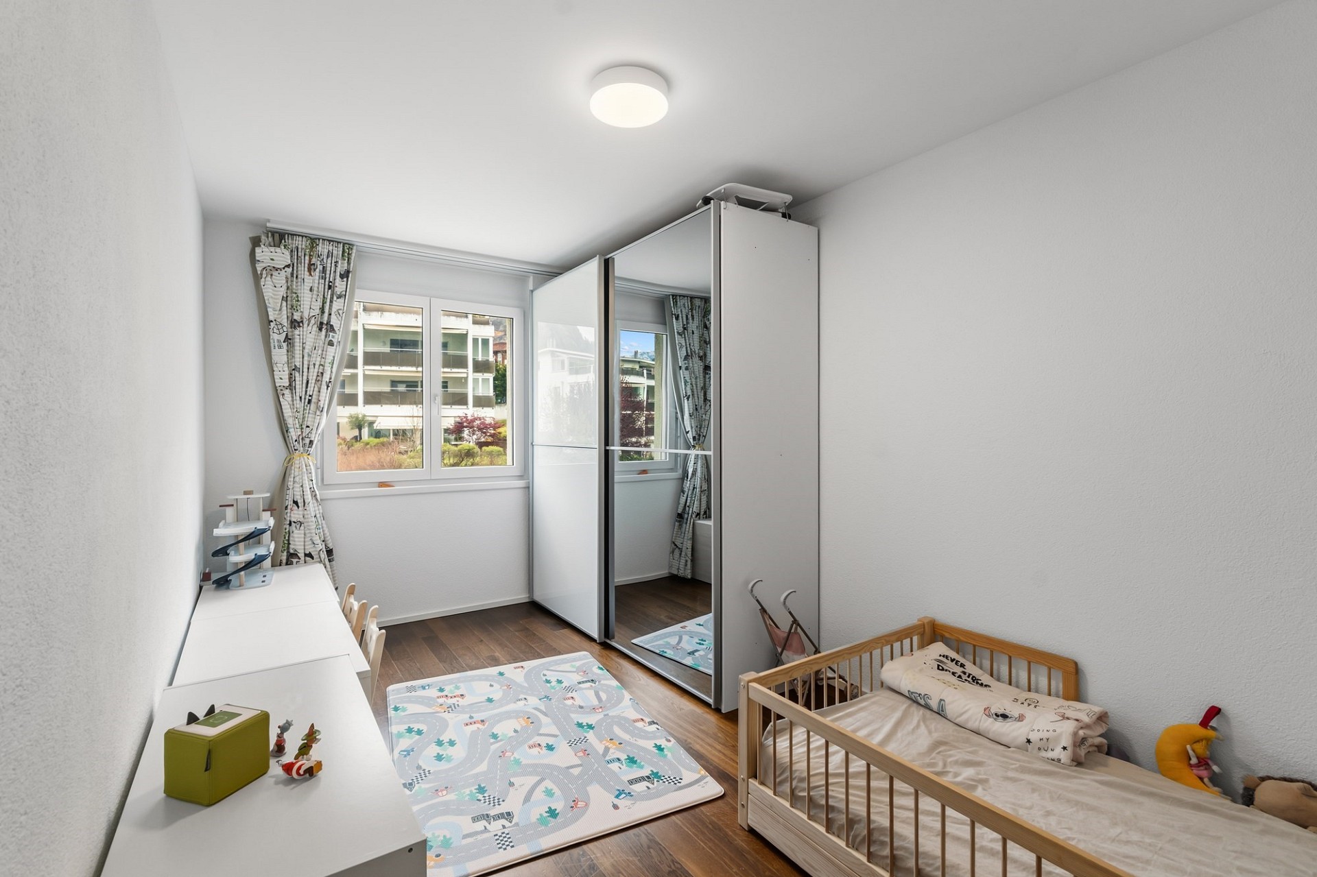 Kinderzimmer mit Kleiderschrank und Bett