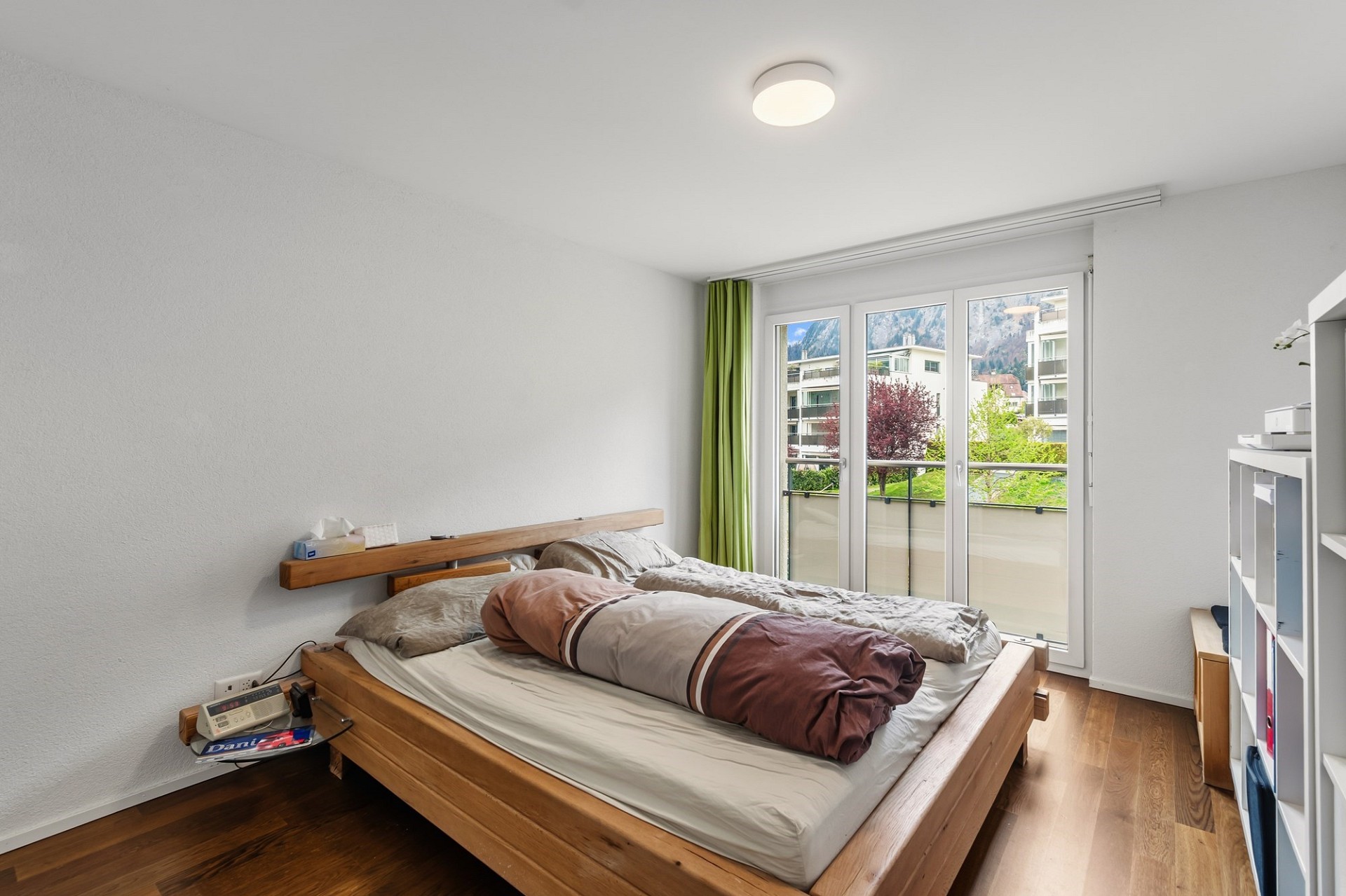 Helles Schlafzimmer mit Balkonblick
