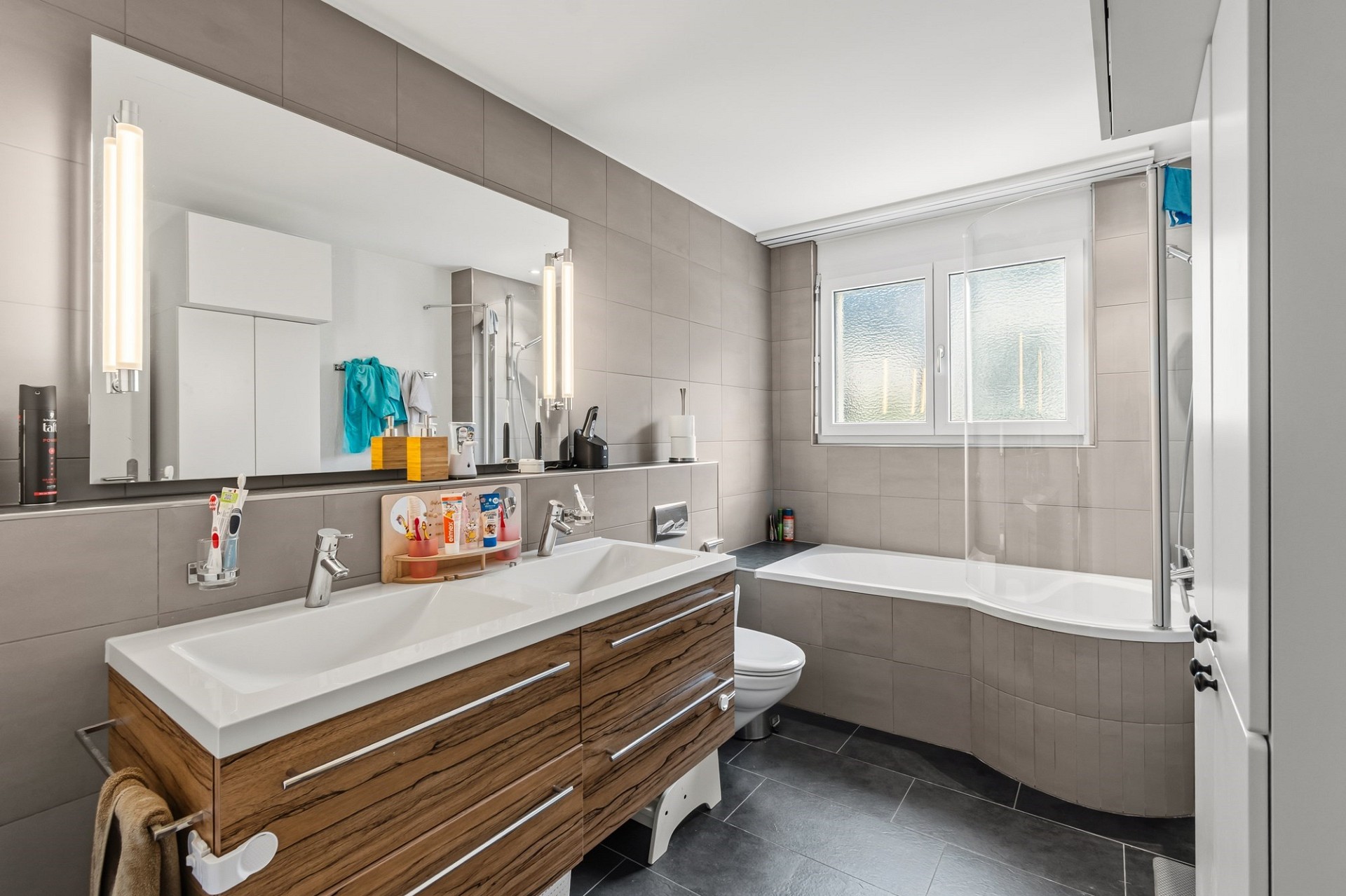 Modernes Badezimmer mit Doppelwaschtisch und Badewanne
