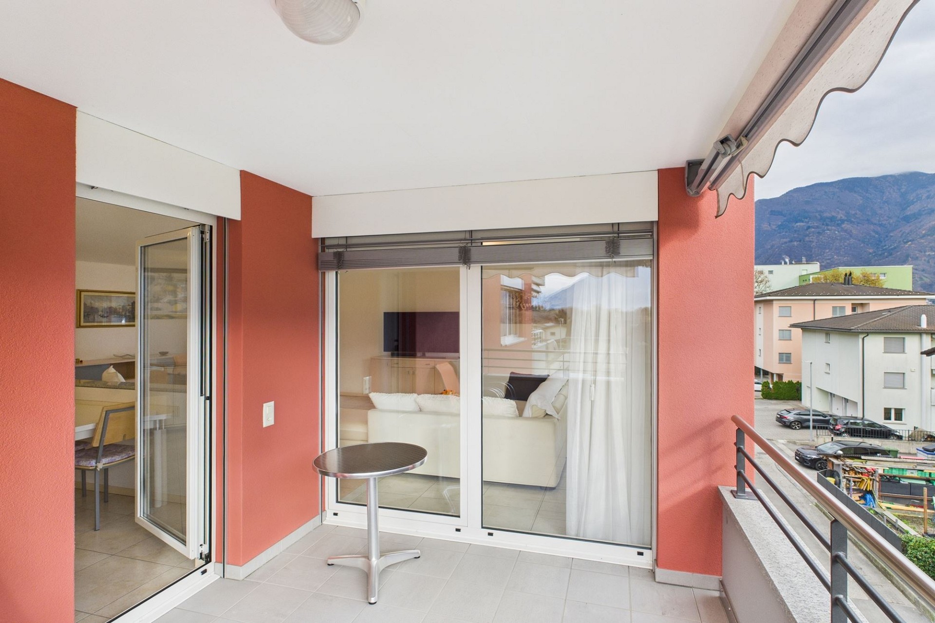 Überdachter Balkon mit Bergblick