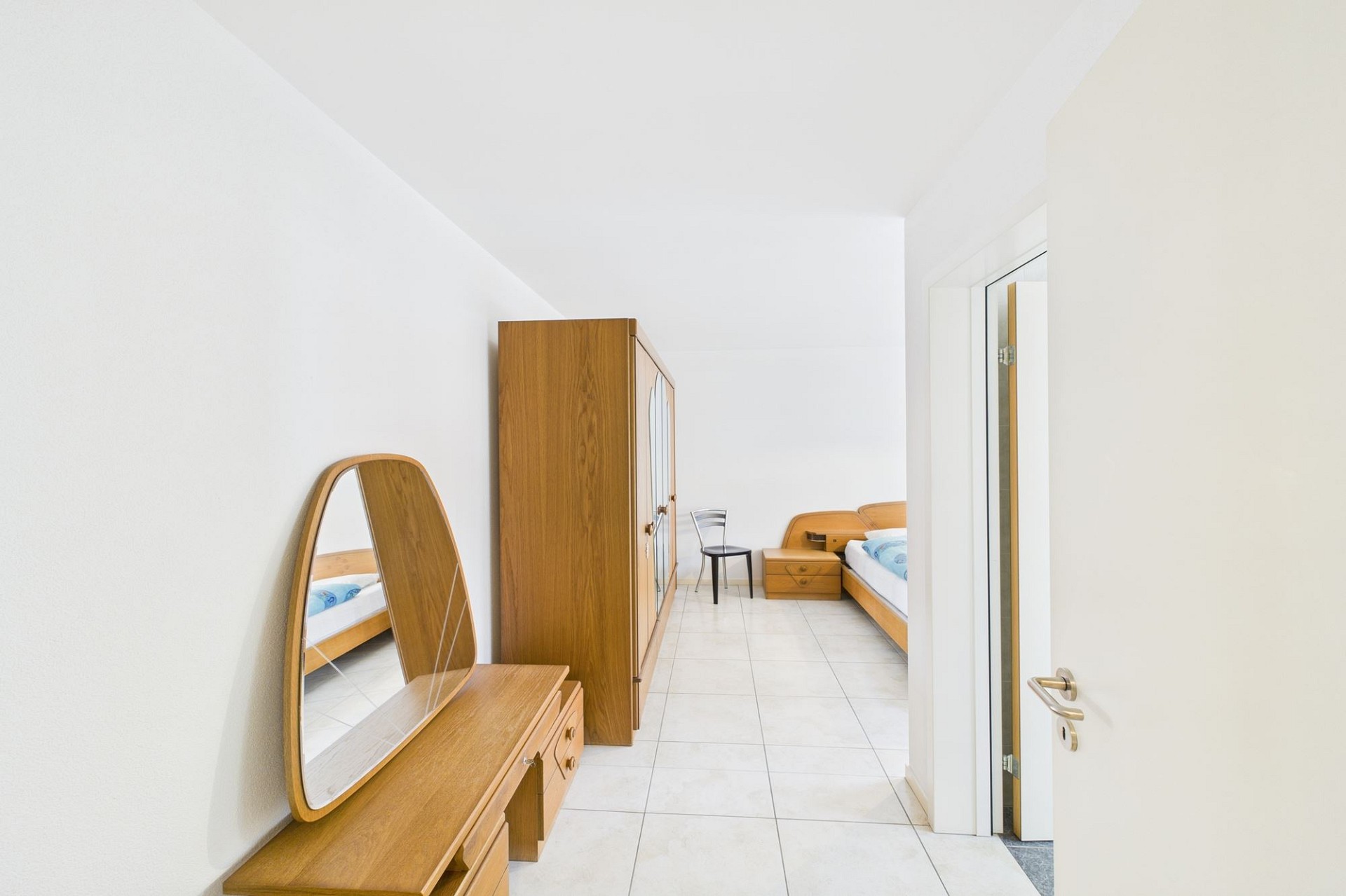 Helles Schlafzimmer mit Möbeln aus Holz