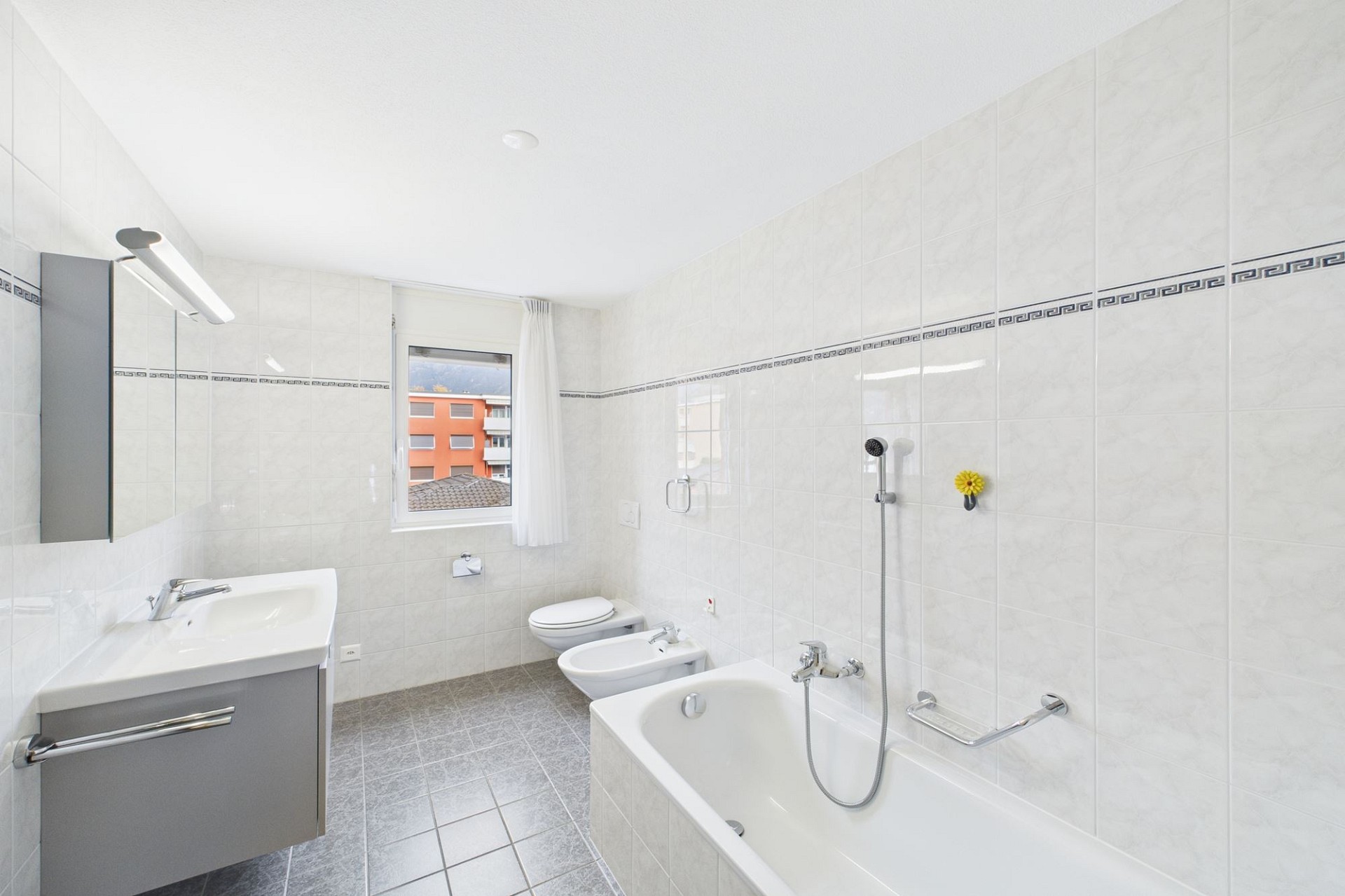 Helles Badezimmer mit Badewanne, Bidet und WC