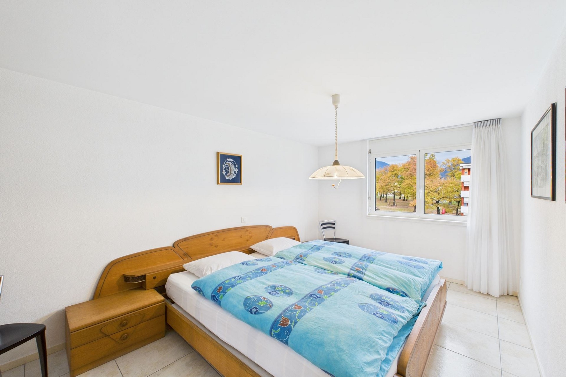 Helles Schlafzimmer mit Doppelbett