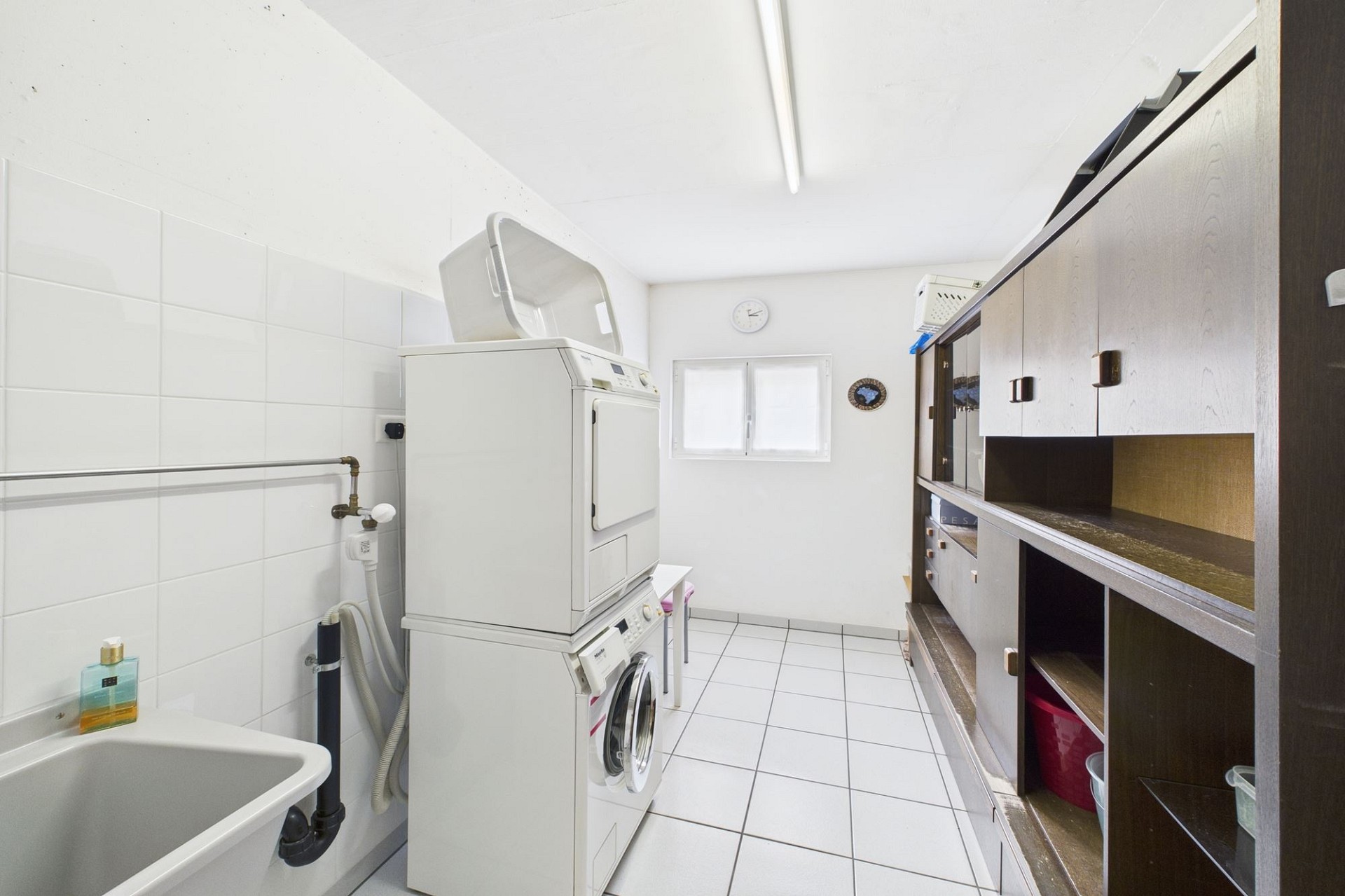 Hauswirtschaftsraum mit Waschmaschine und Trockner