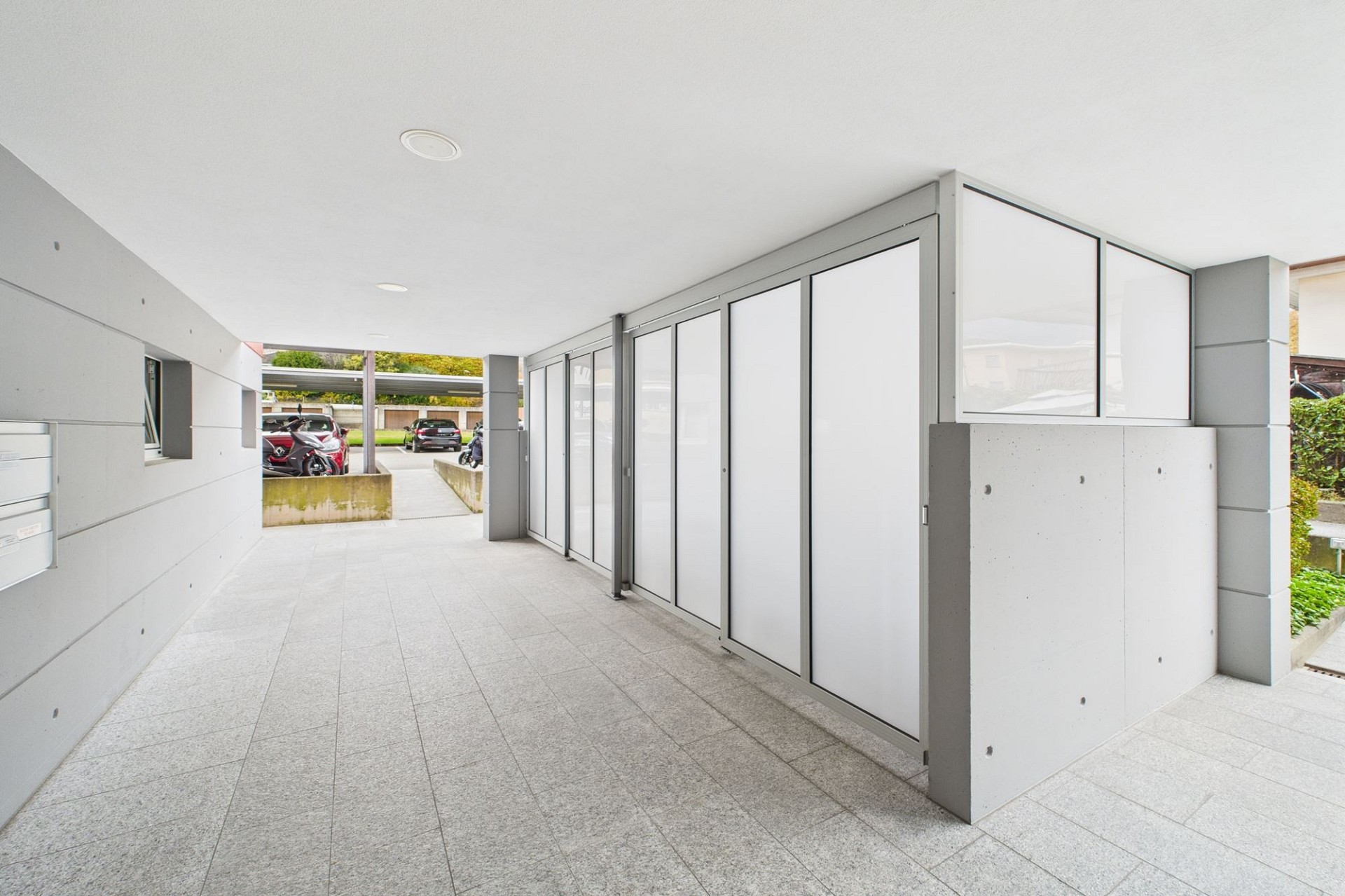 Überdachter Außenbereich mit Einfahrt/Carport