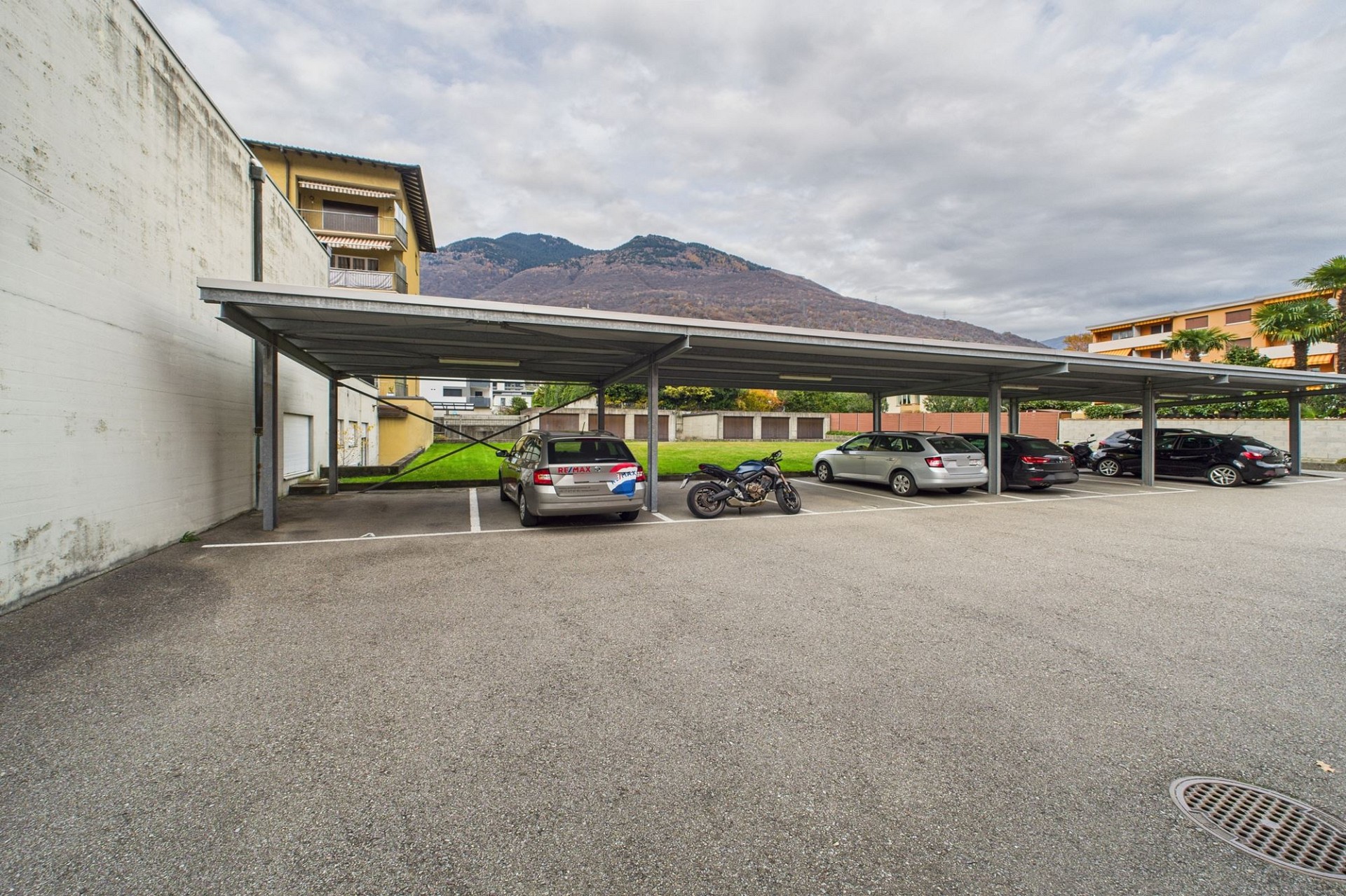 Überdachter Außenstellplatz mit Bergblick
