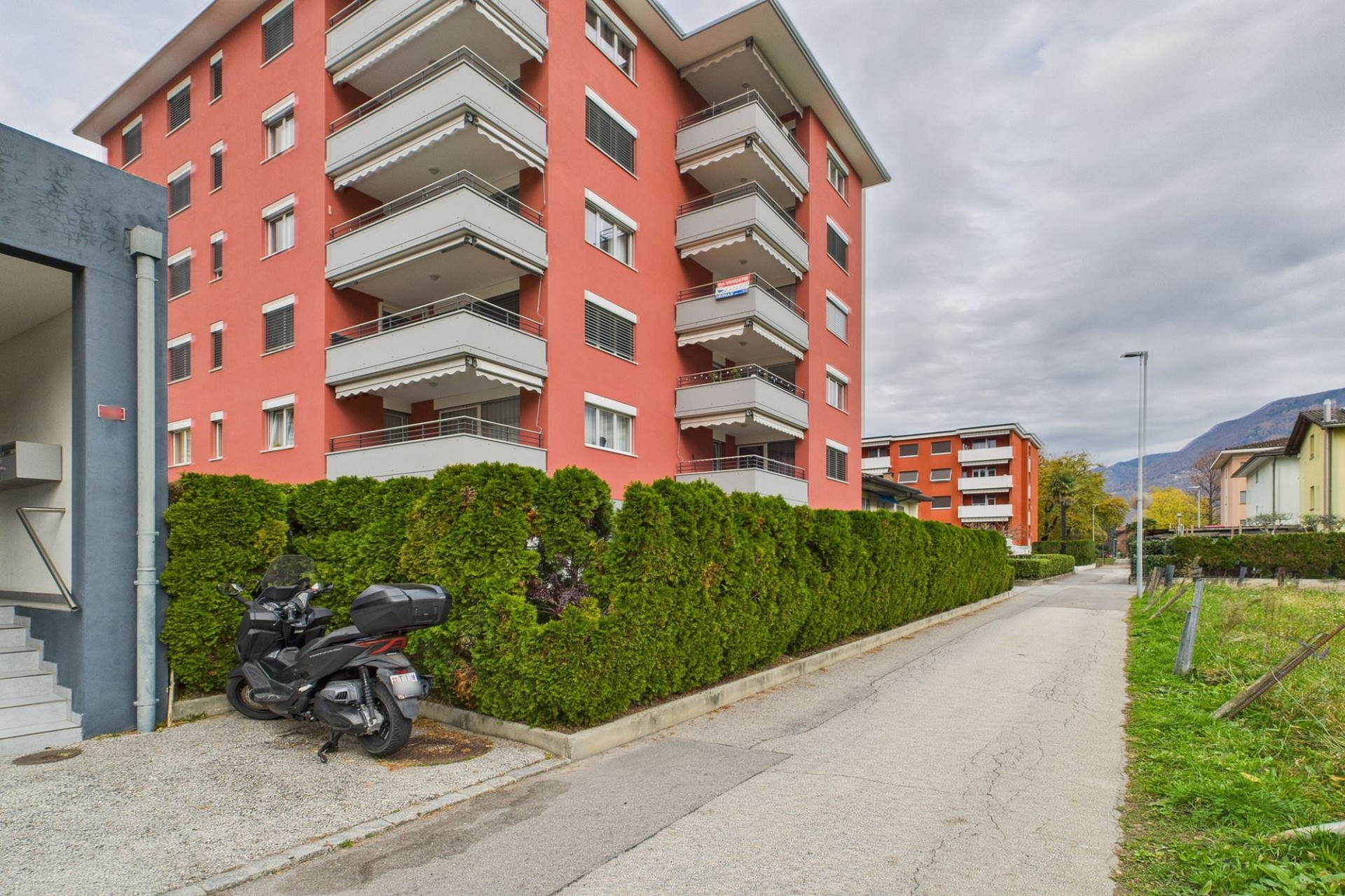 Mehrfamilienhaus mit Balkonen an einer Wohnstraße
