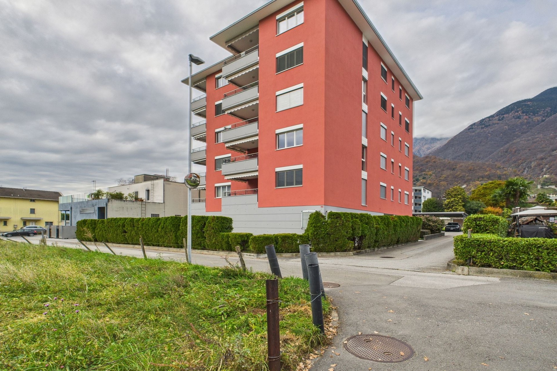 Mehrfamilienhaus mit Bergkulisse