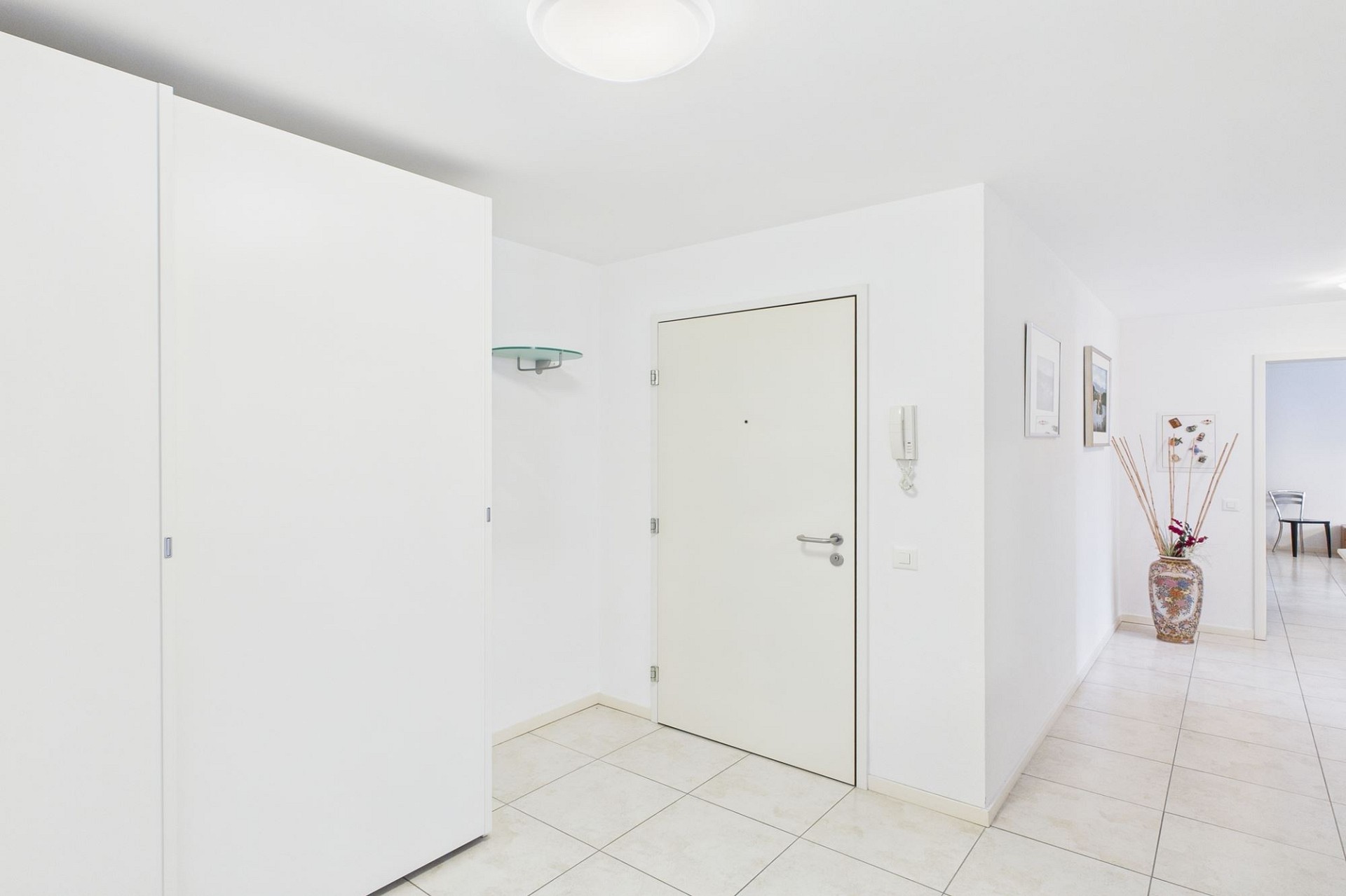 Heller Eingangsbereich mit Flur und Abstellschrank
