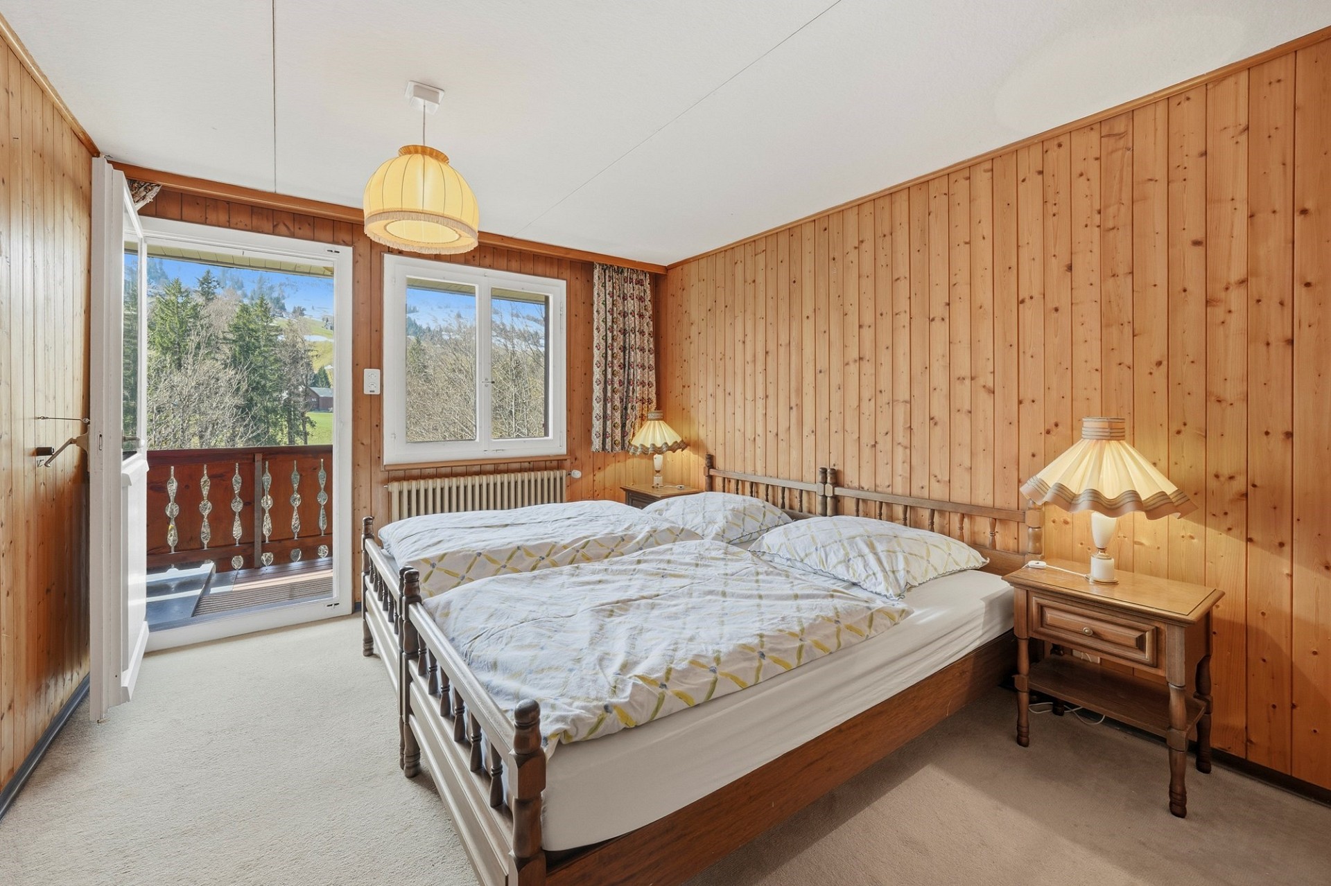 Rustikales Schlafzimmer mit Balkon und Bergblick