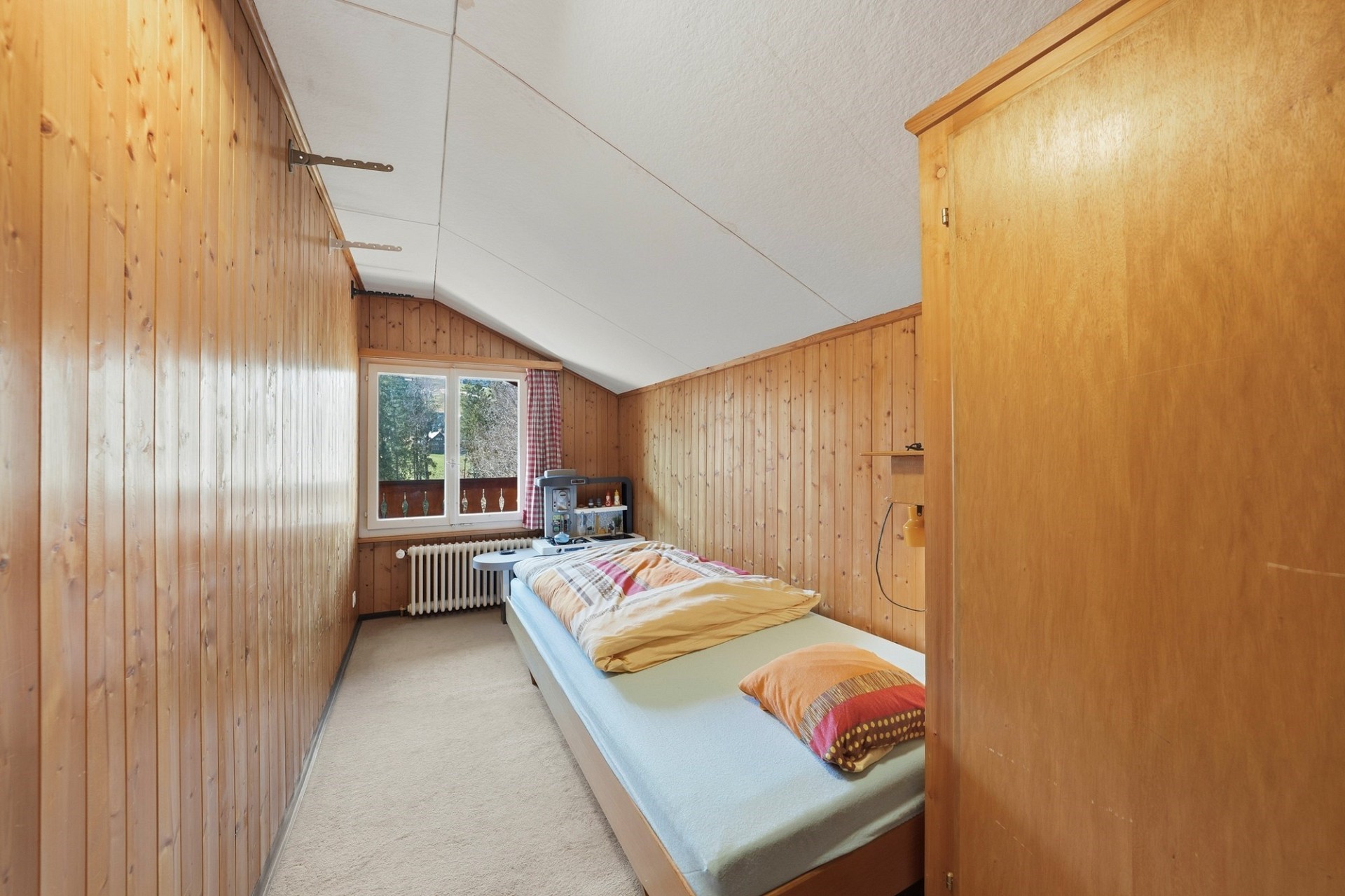 Gemütliches Dachzimmer mit Einzelbett