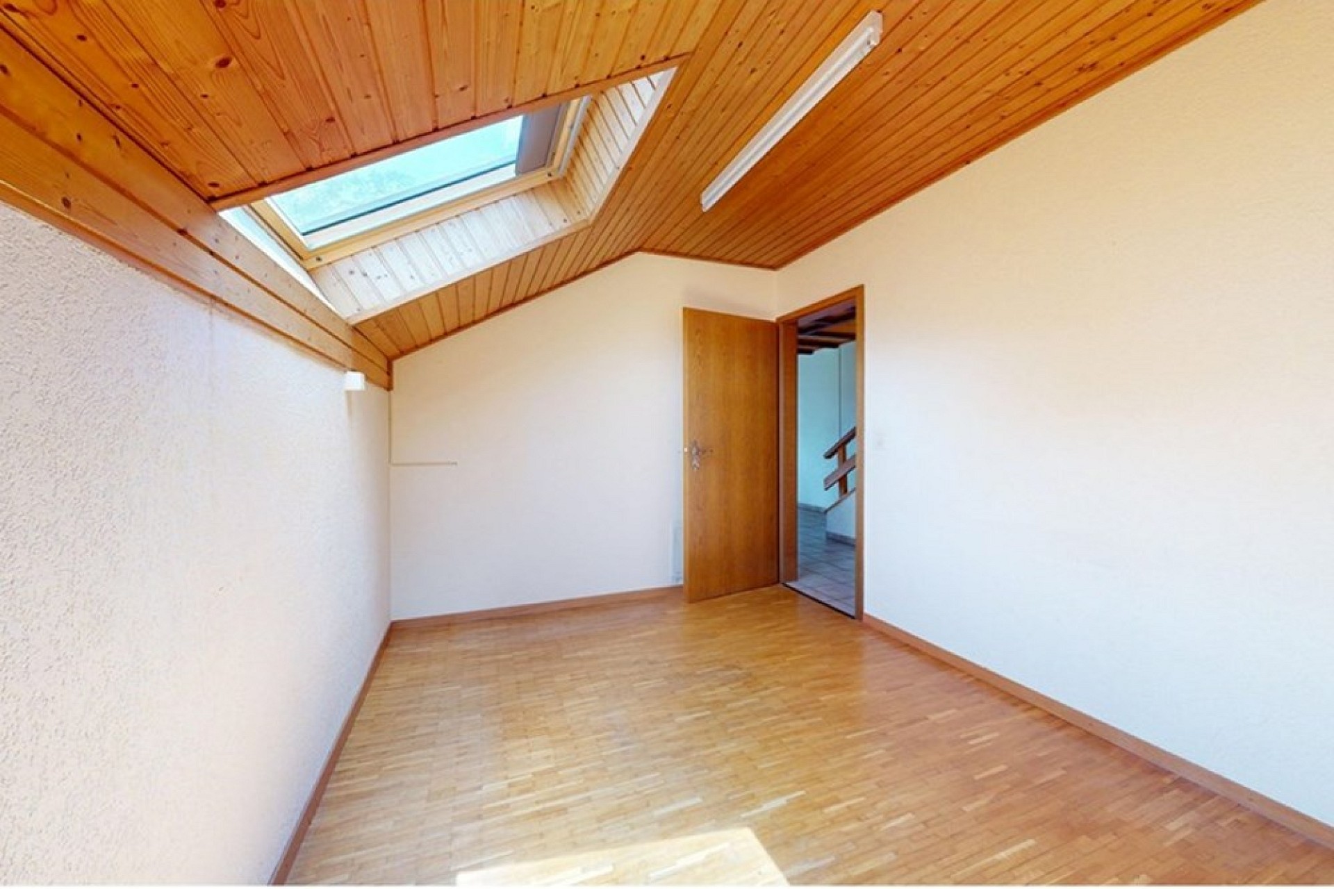 Dachgeschossraum mit Dachfenster