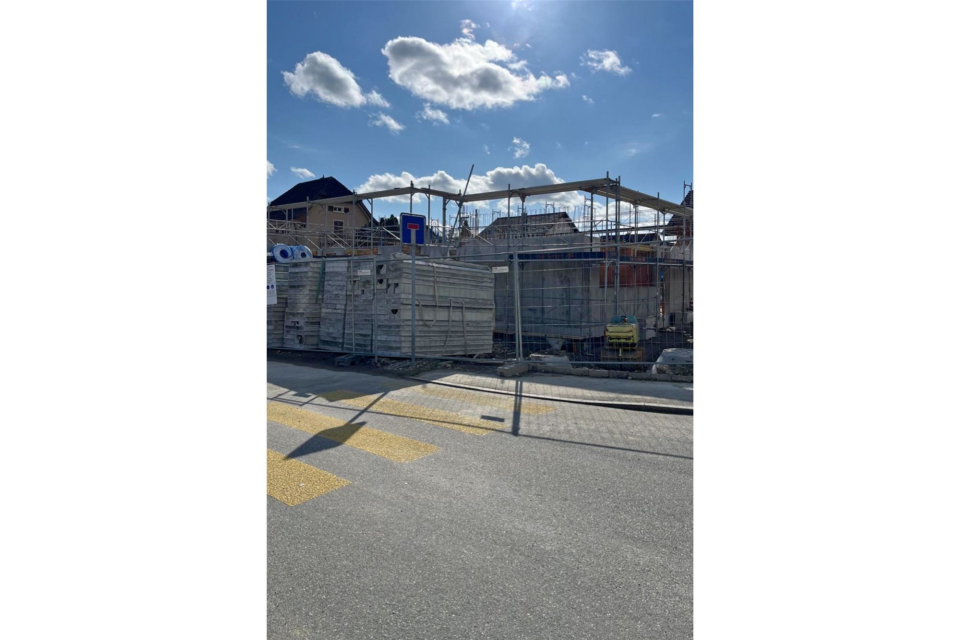 Baustelle an einer Wohnstraße