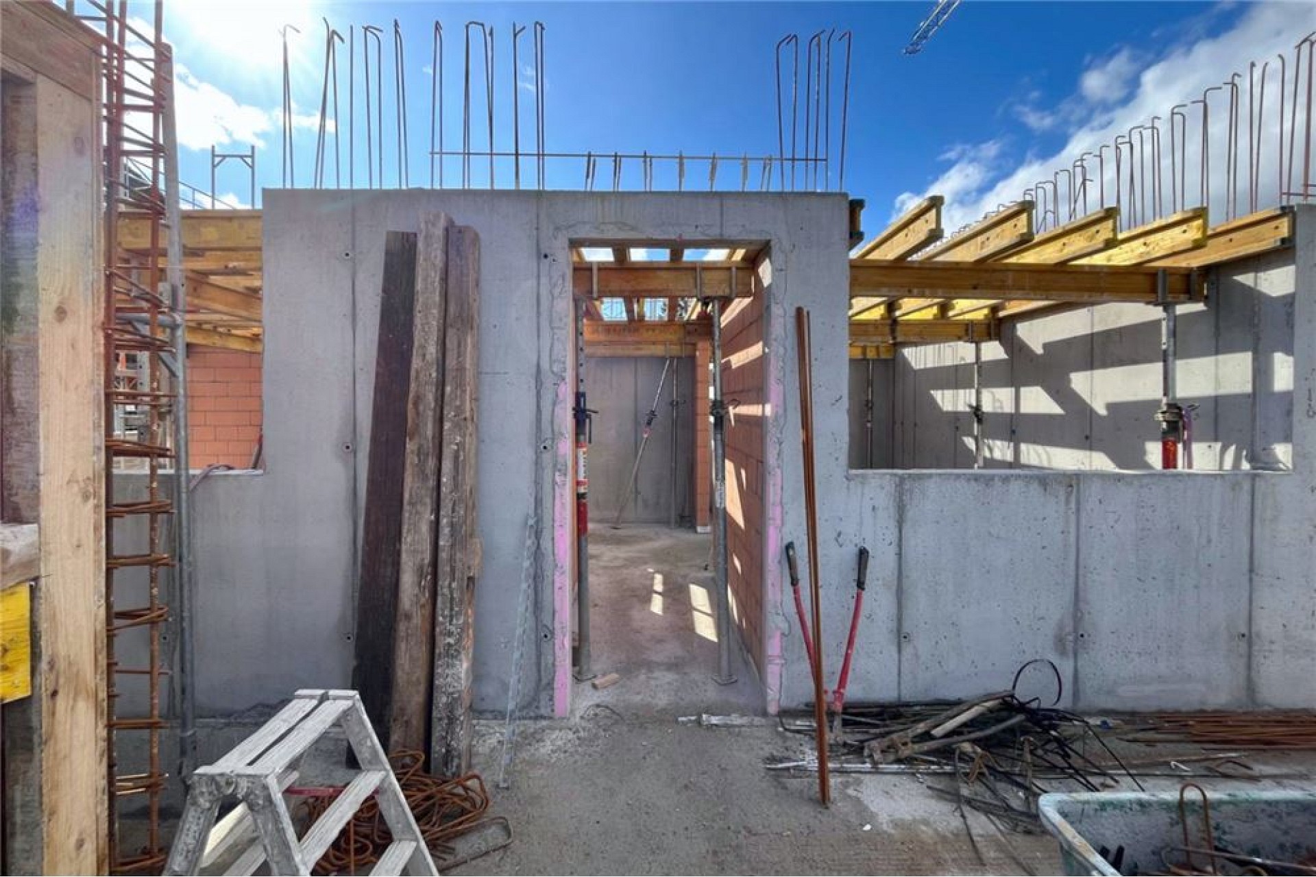 Baustelle mit Rohbau und Schalung