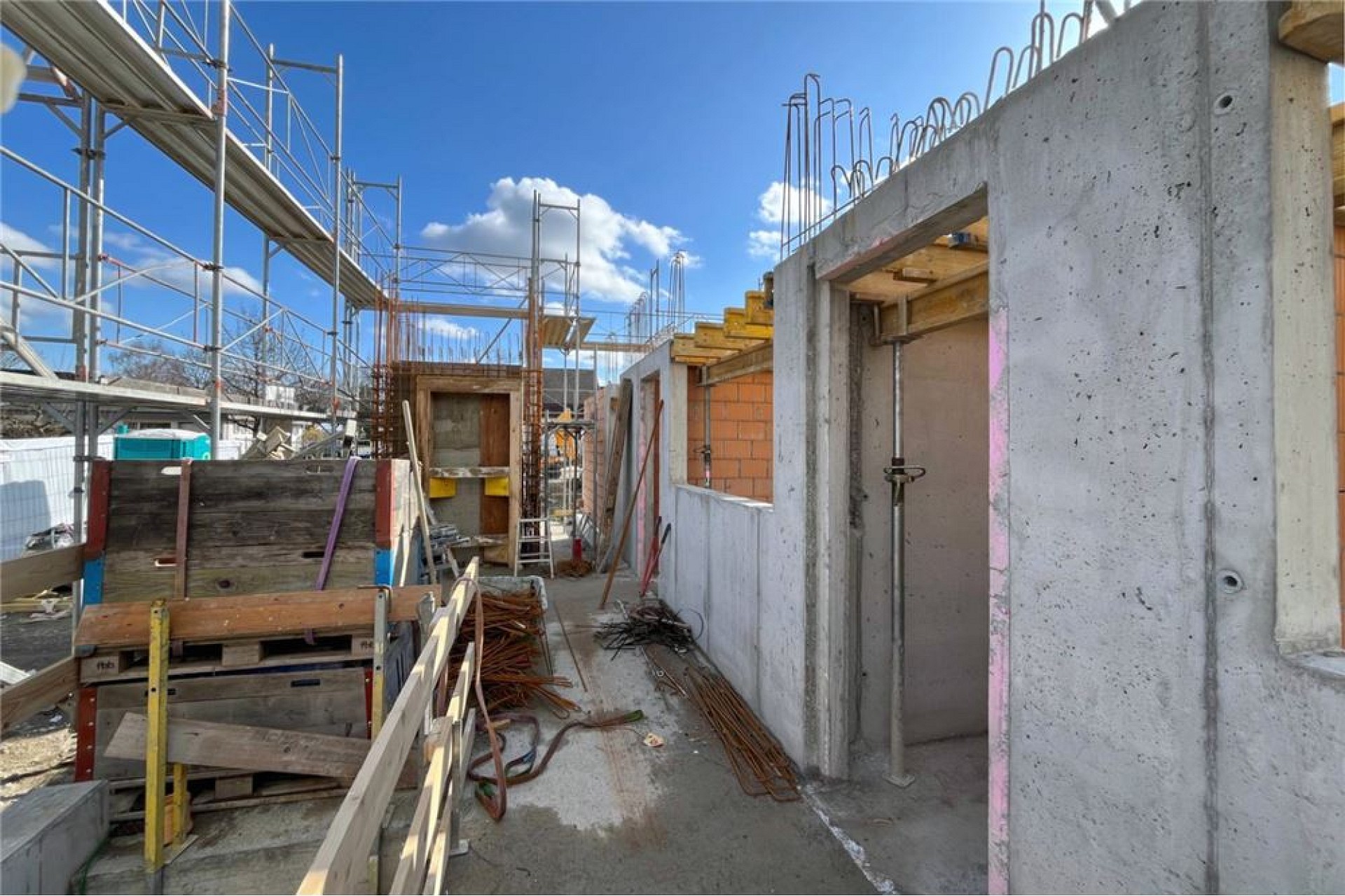 Baustelle eines Rohbaus im Freien