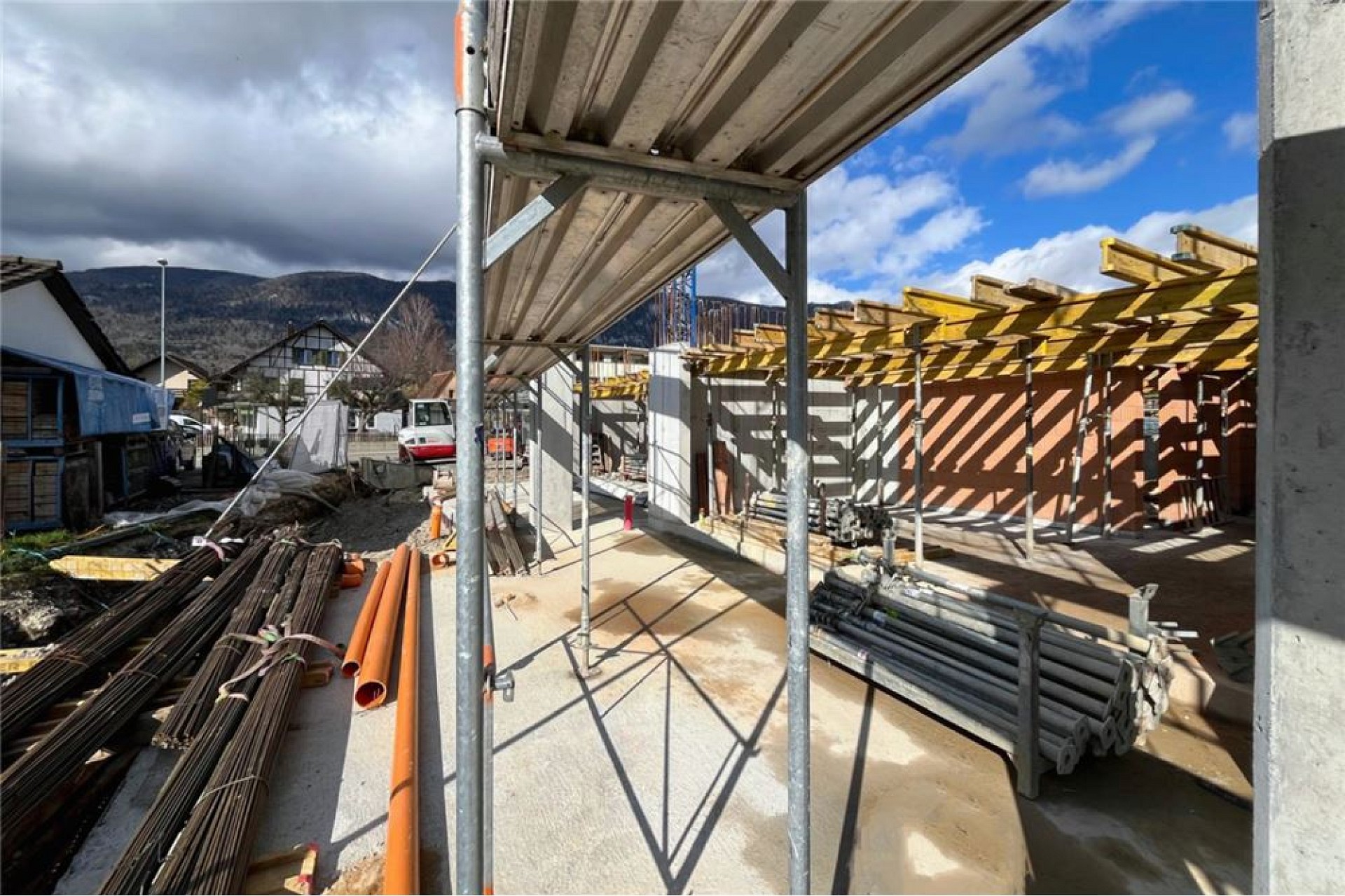 Baustelle im Außenbereich mit Gerüst und Pergola-Konstruktion