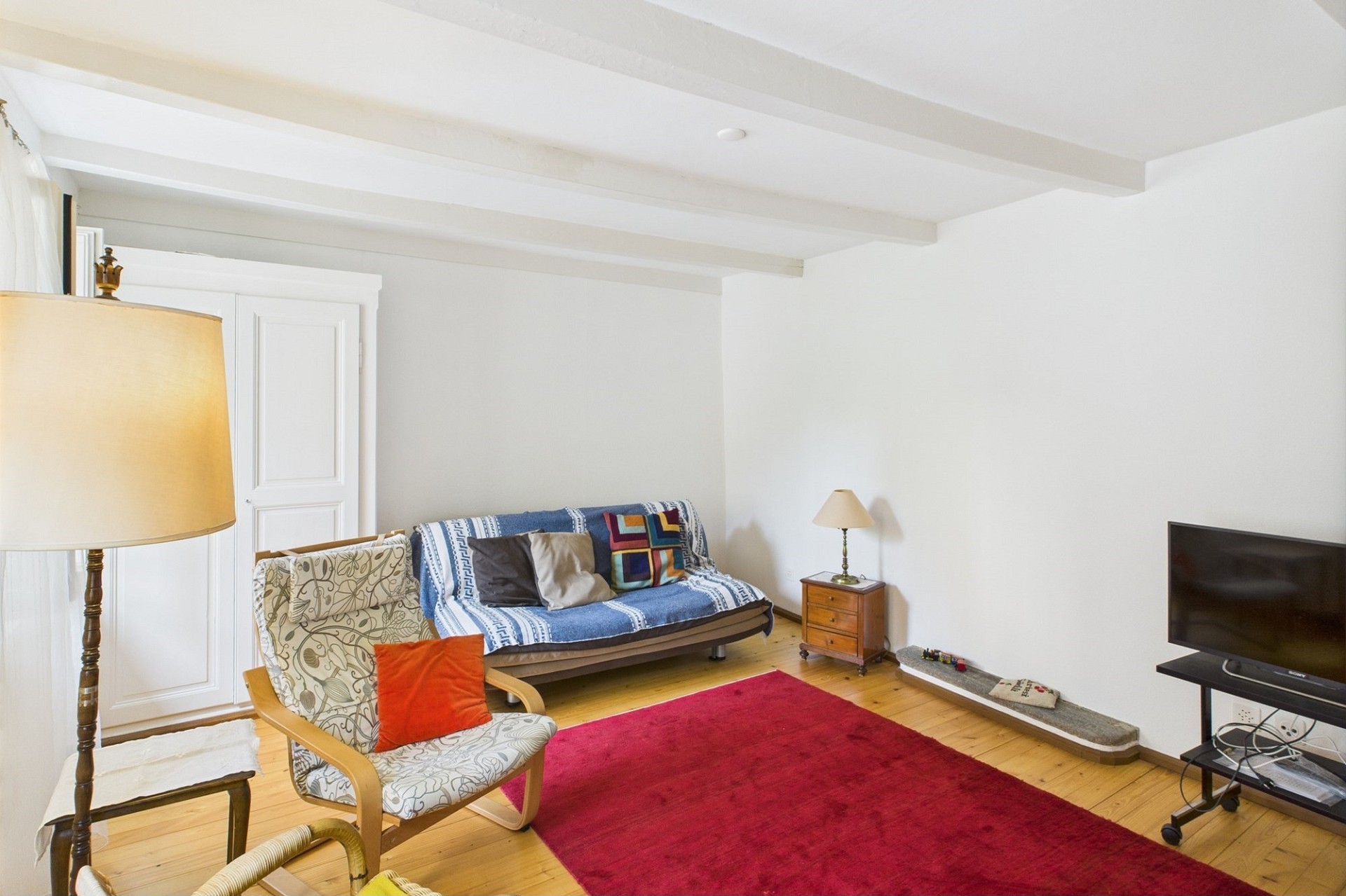 Gemütliches Wohnzimmer mit Sofa und Sessel