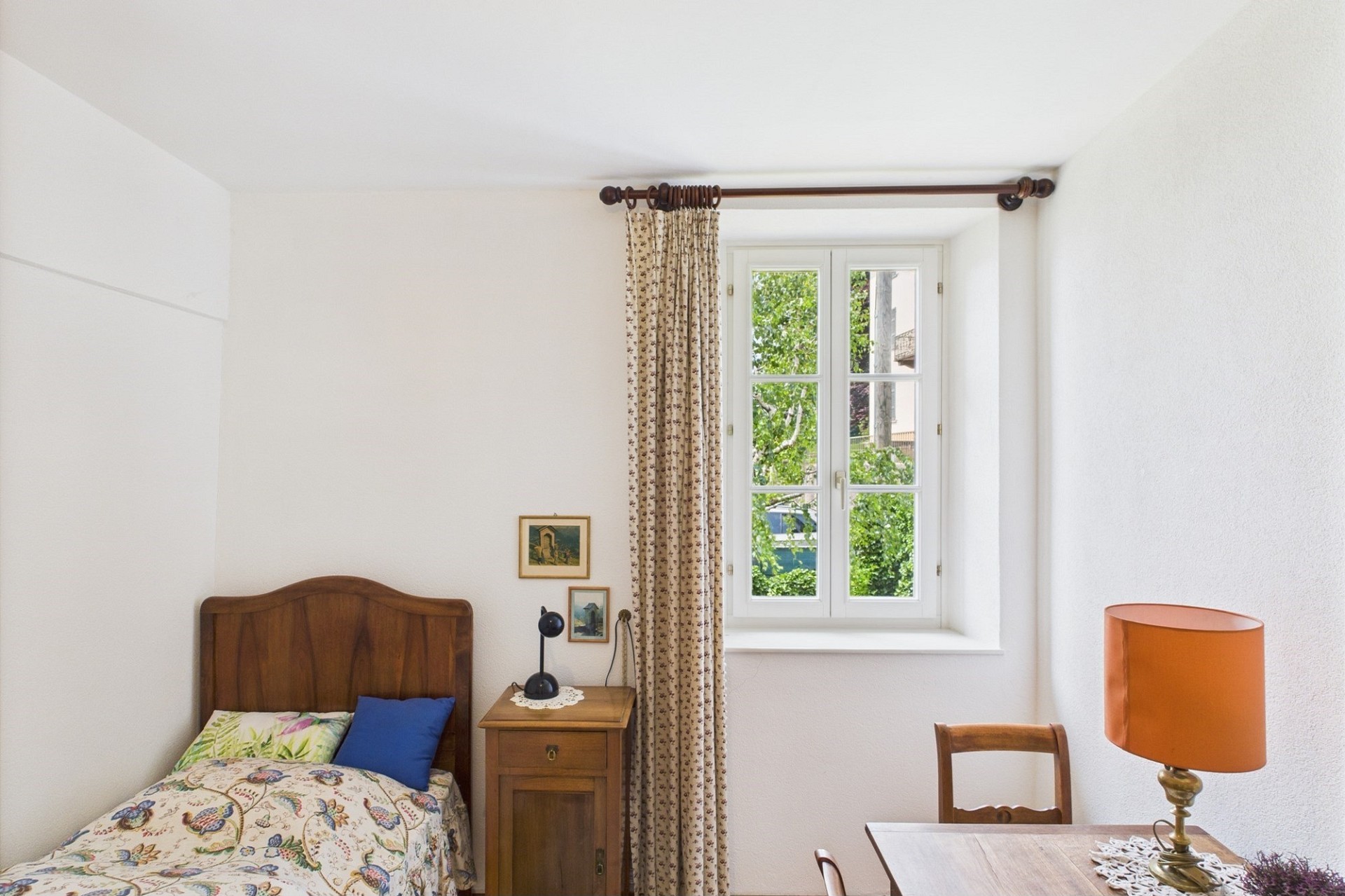 Kleines Schlafzimmer mit Fenster und Einzelbett