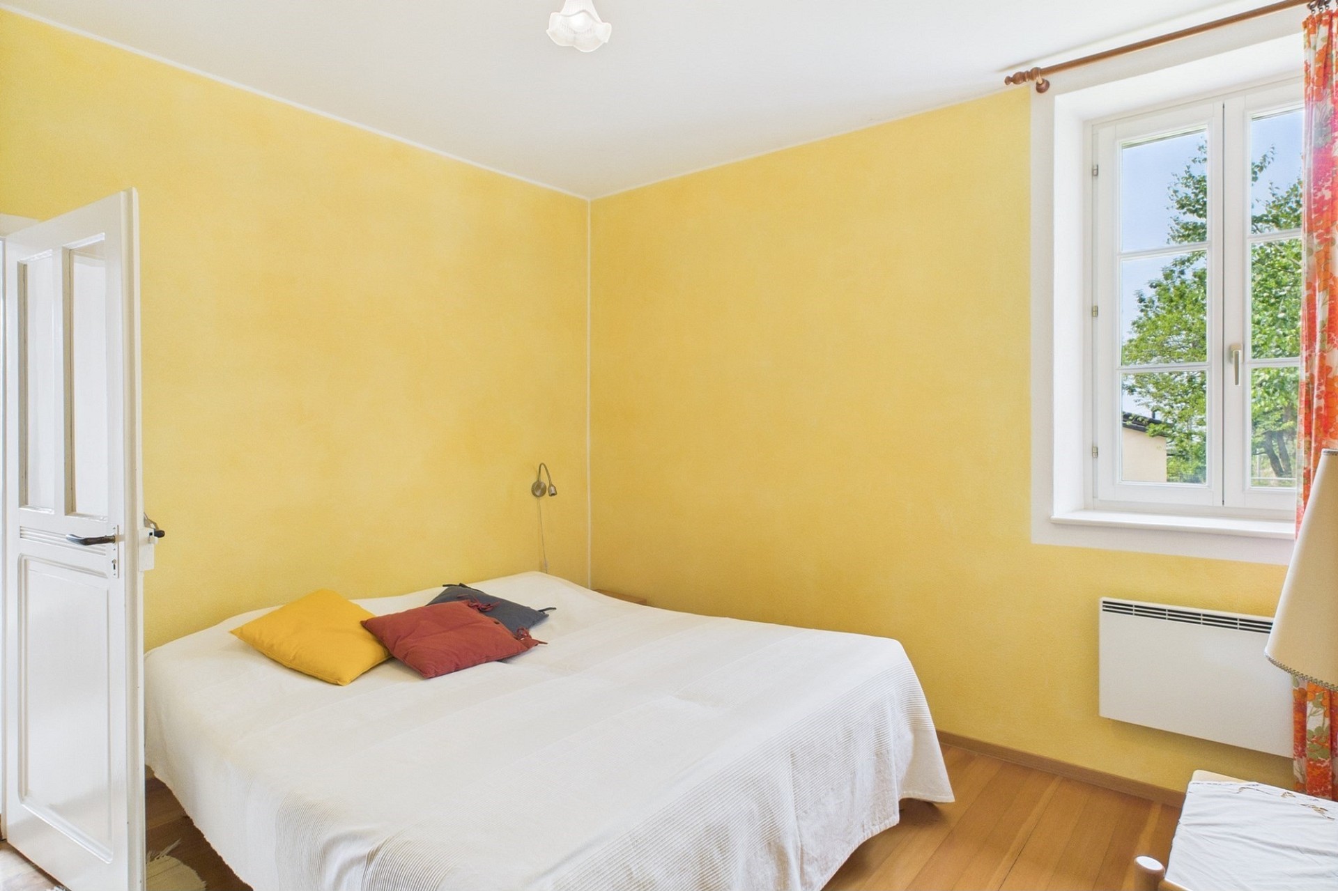 Helles Schlafzimmer mit gelben Wänden