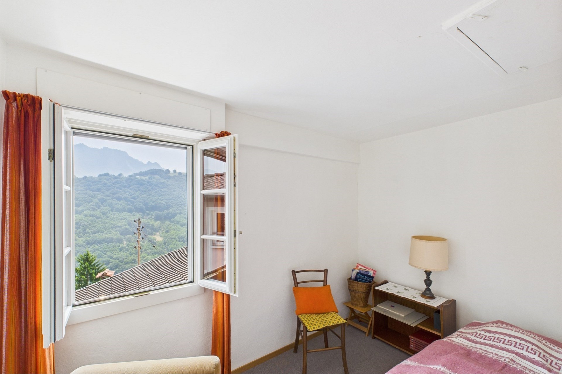 Helles Schlafzimmer mit Bergblick