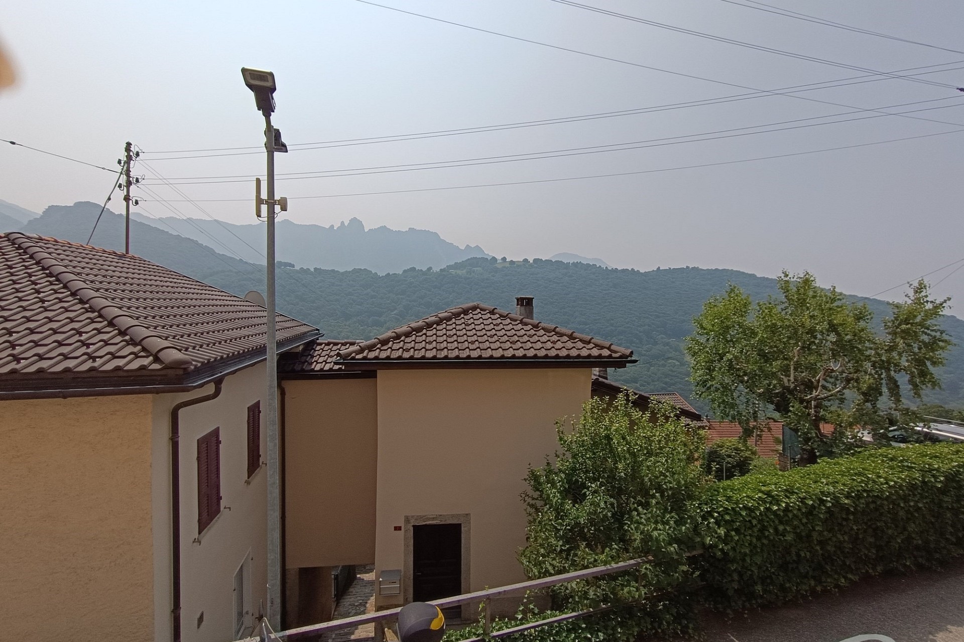 Bergblick auf Wohnhäuser mit Ziegeldächern