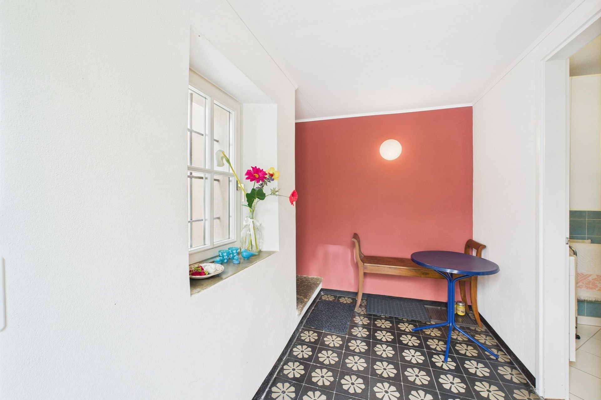 Heller Flur mit Sitznische und Fensterbank