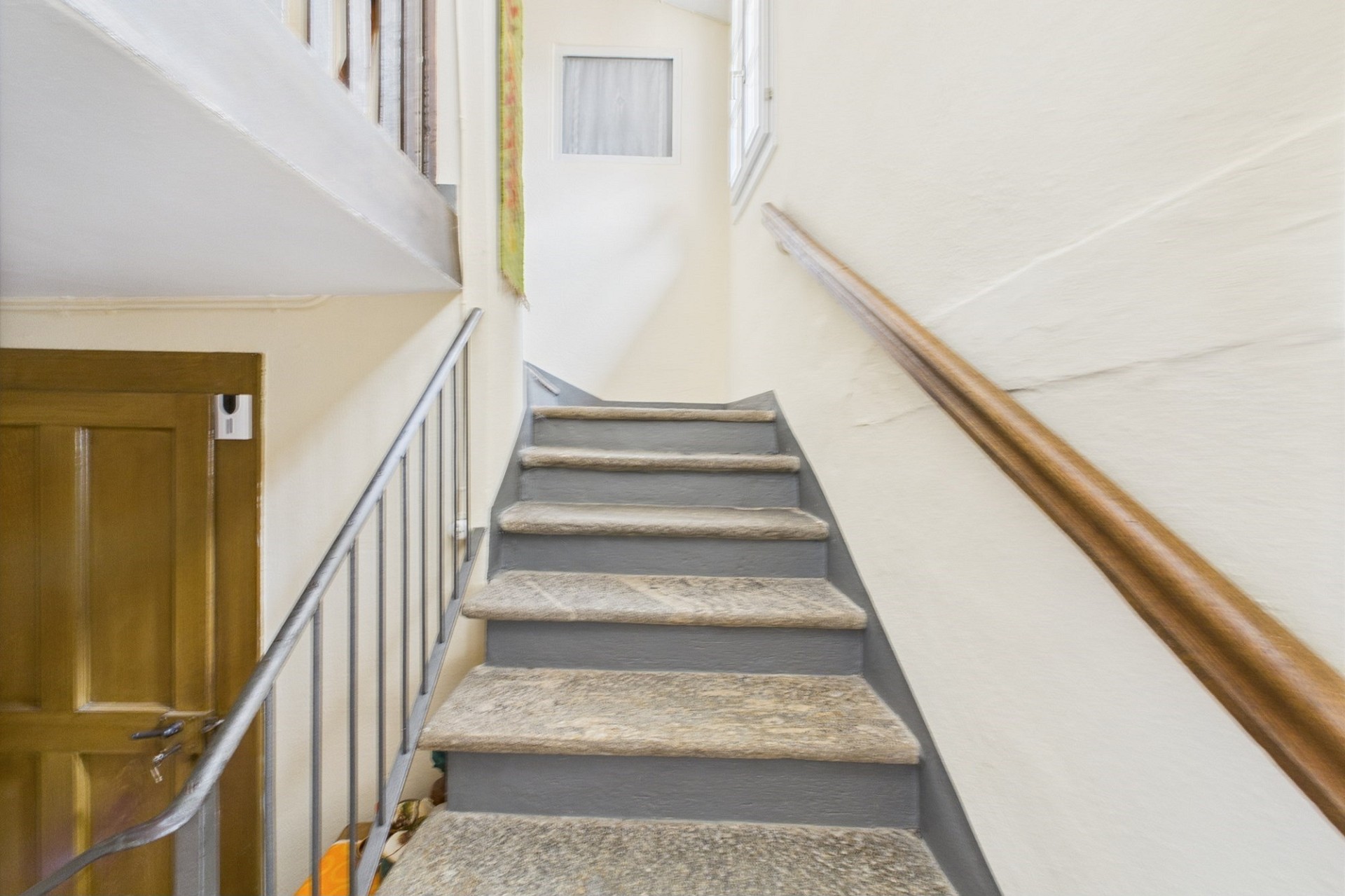 Treppenhaus mit Teppichstufen