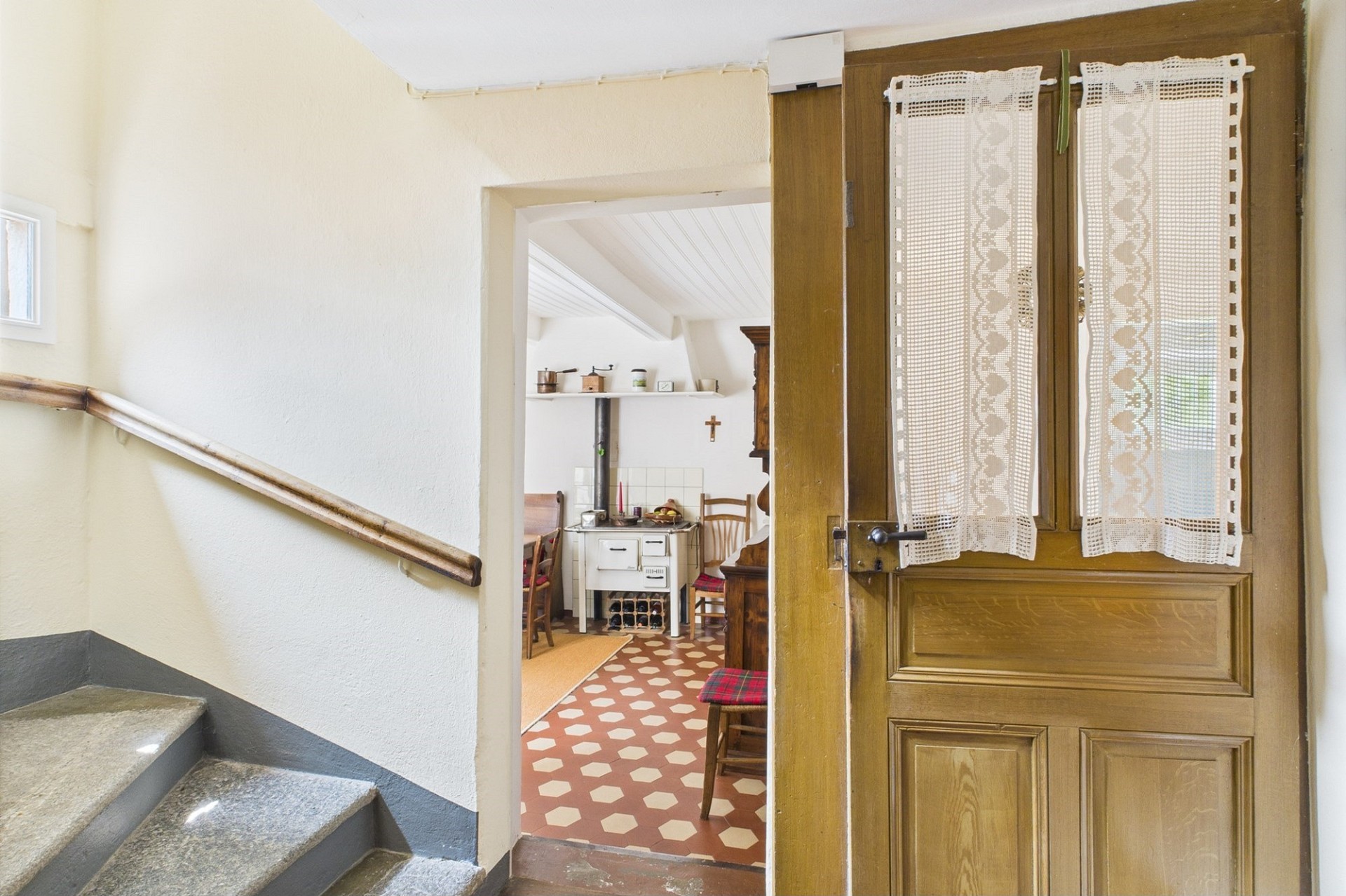 Treppenhaus mit Blick in einen rustikalen Wohnbereich