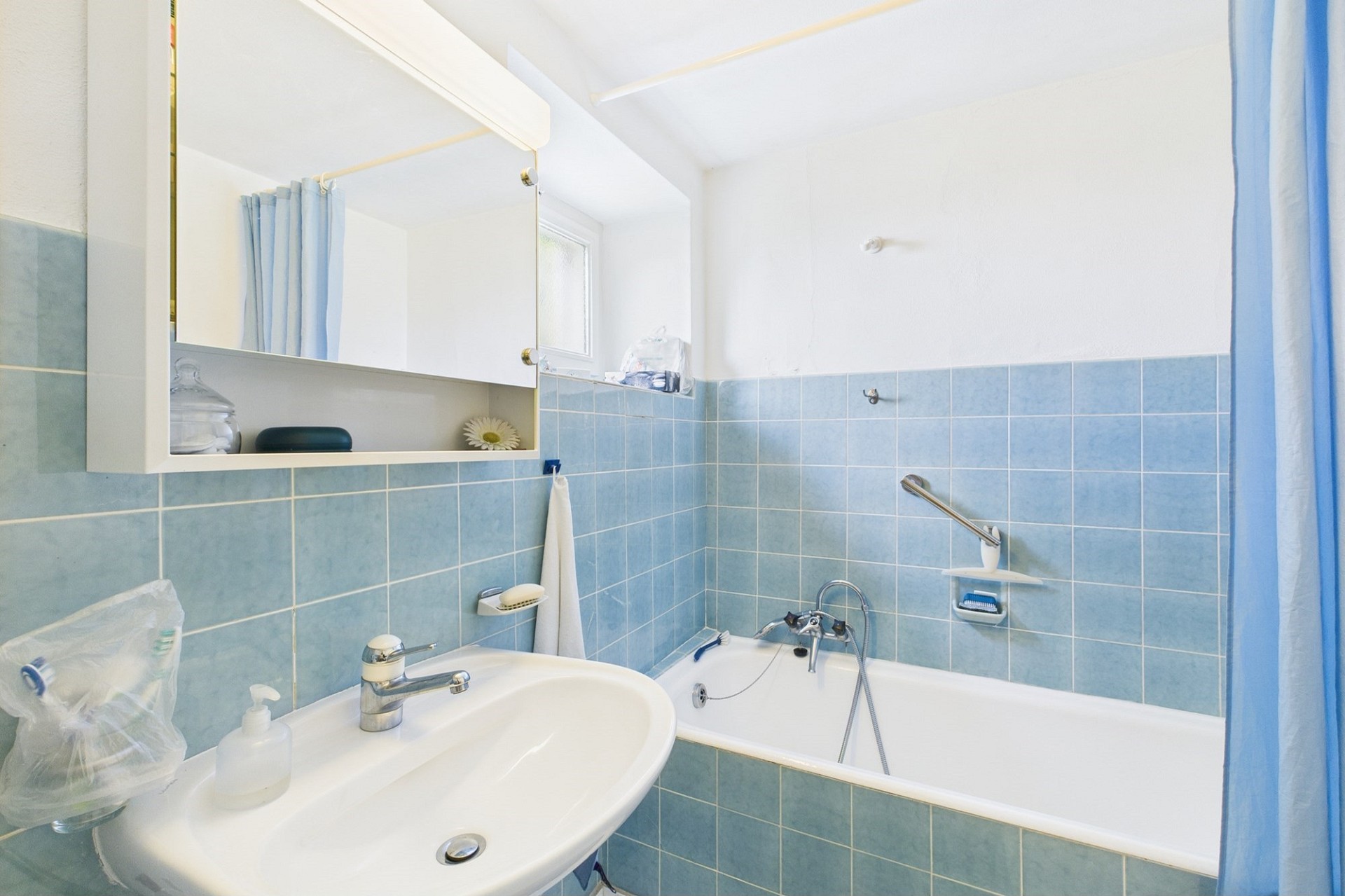 Badezimmer mit Badewanne und Waschtisch