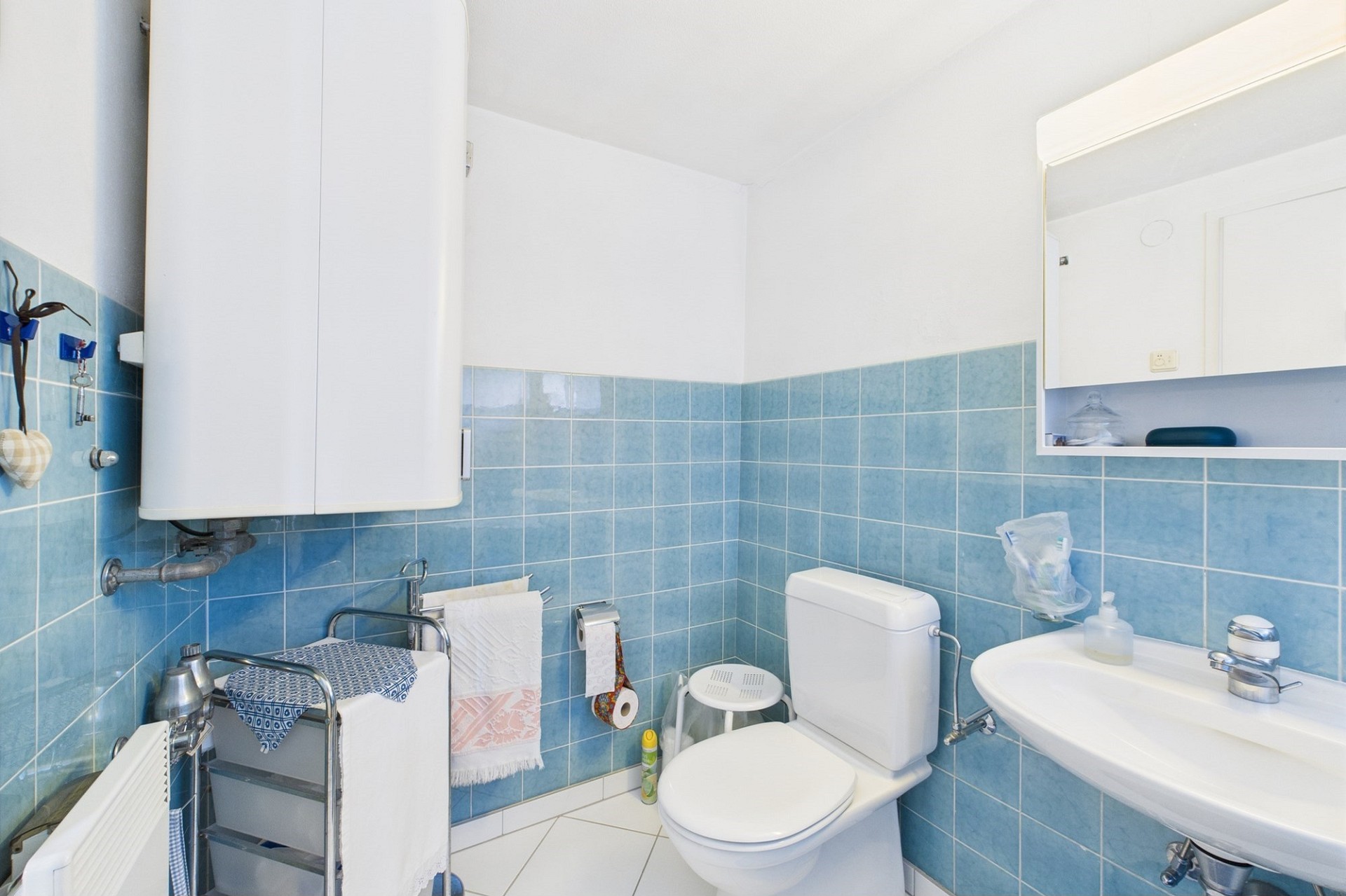 Kleines Badezimmer mit WC und Waschbecken