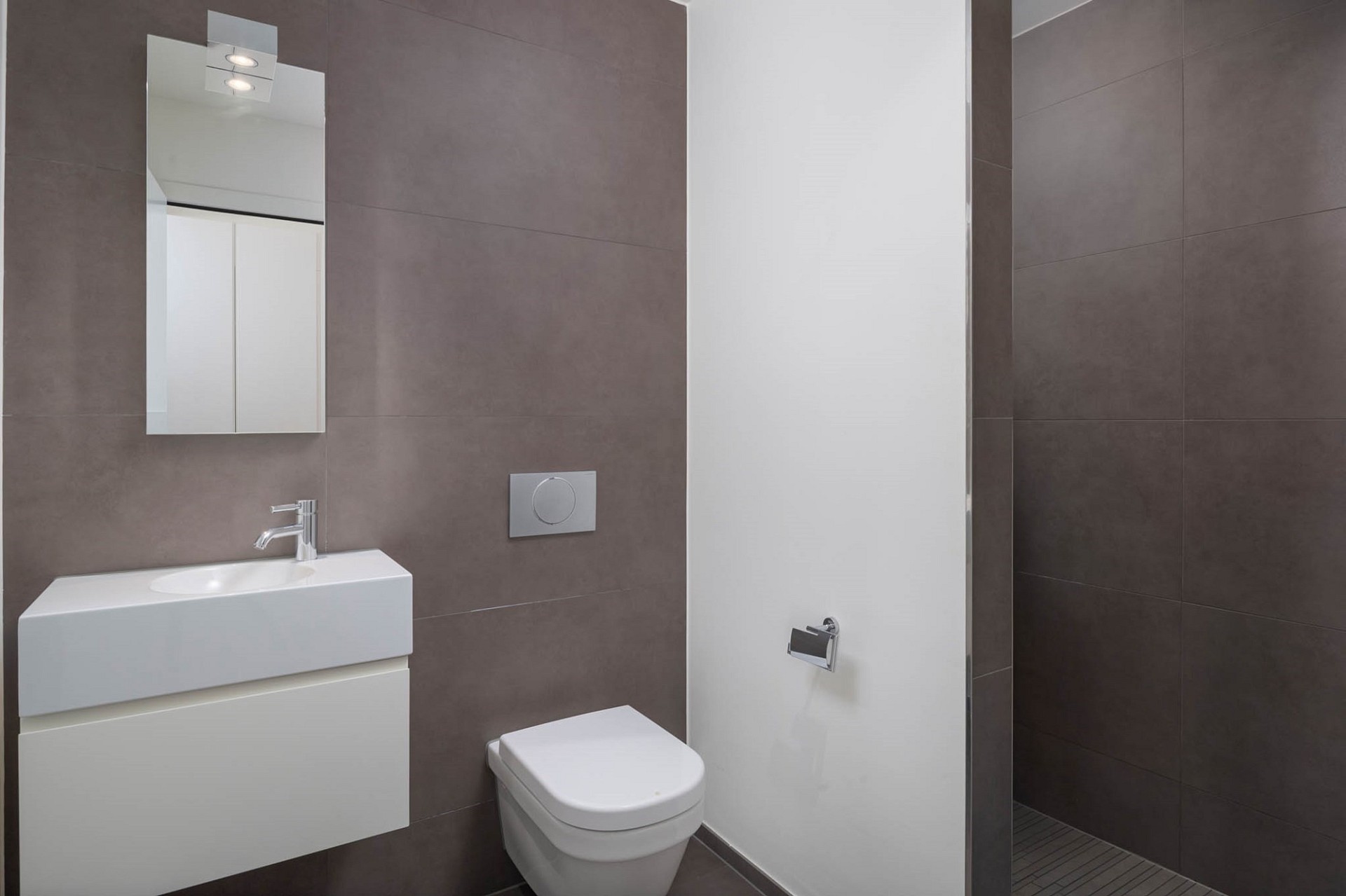 Modernes Bad mit WC und Waschtisch