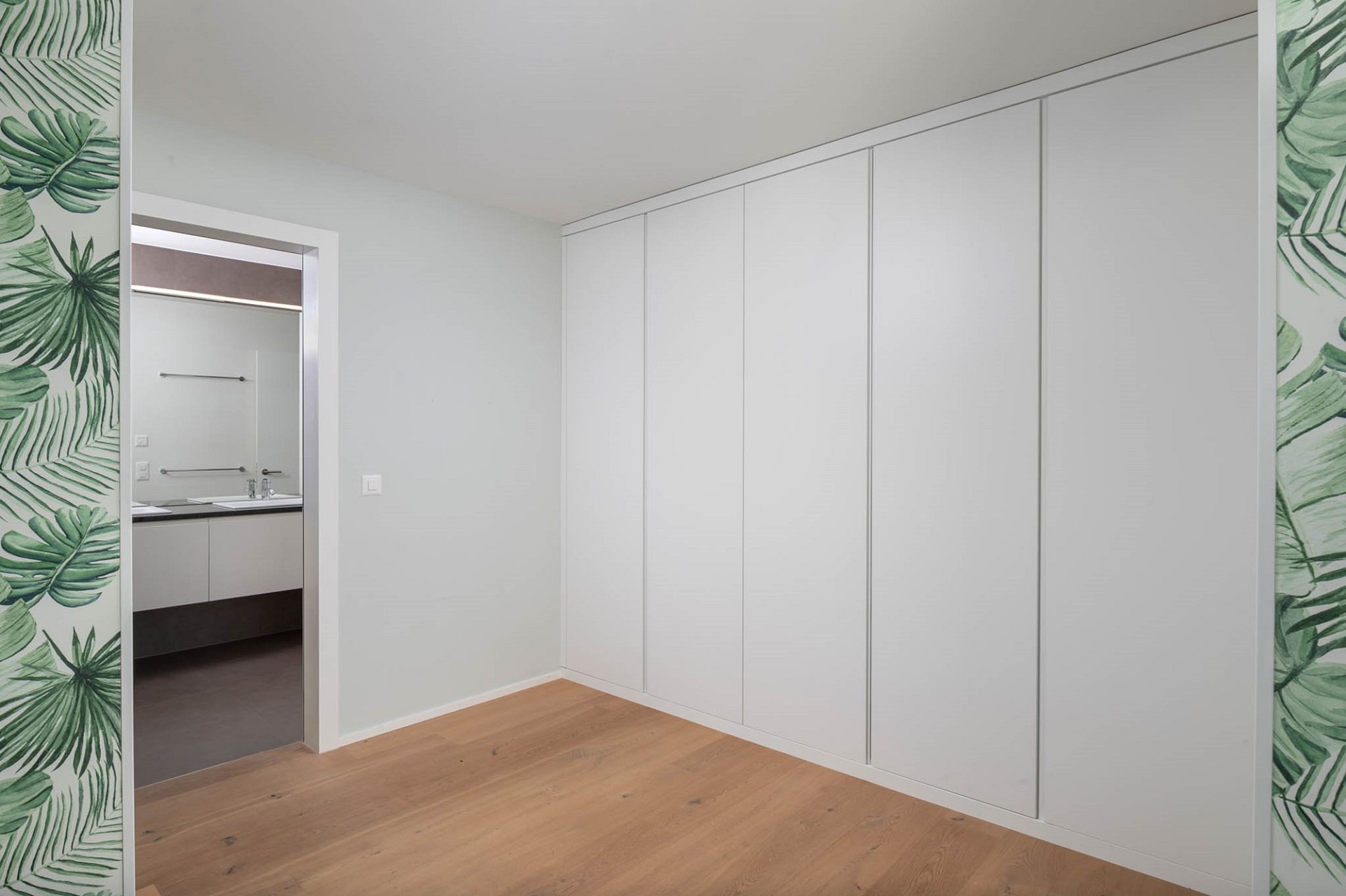 Helles Schlafzimmer mit Einbauschrank