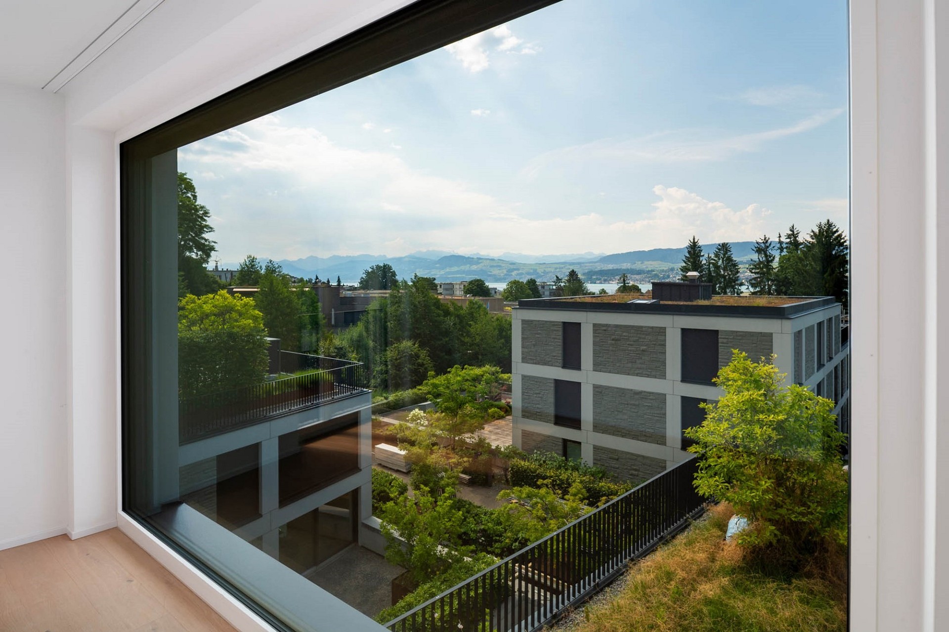 Großes Fenster mit Landschafts- und Wasserblick