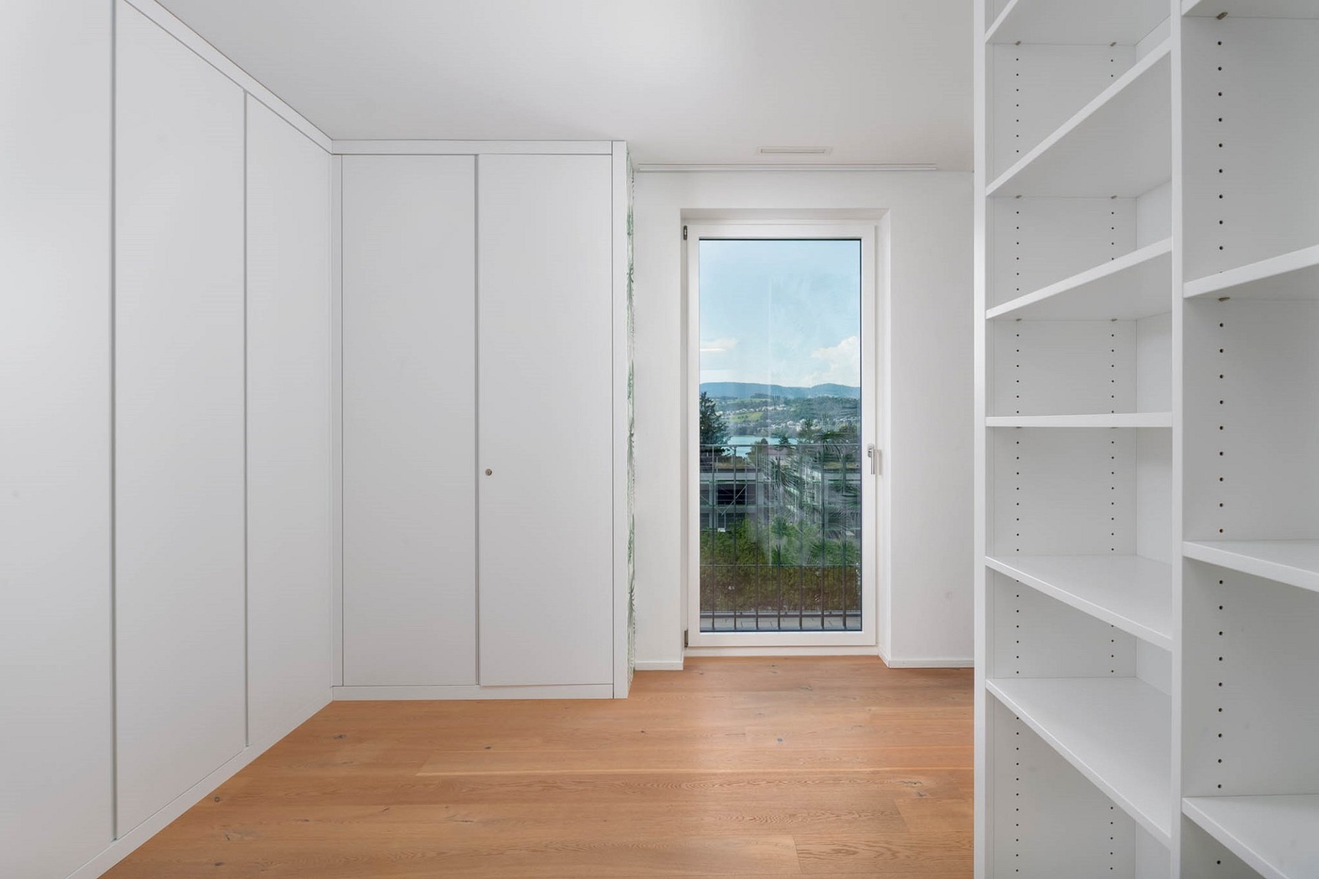Heller Ankleideraum mit Balkonblick