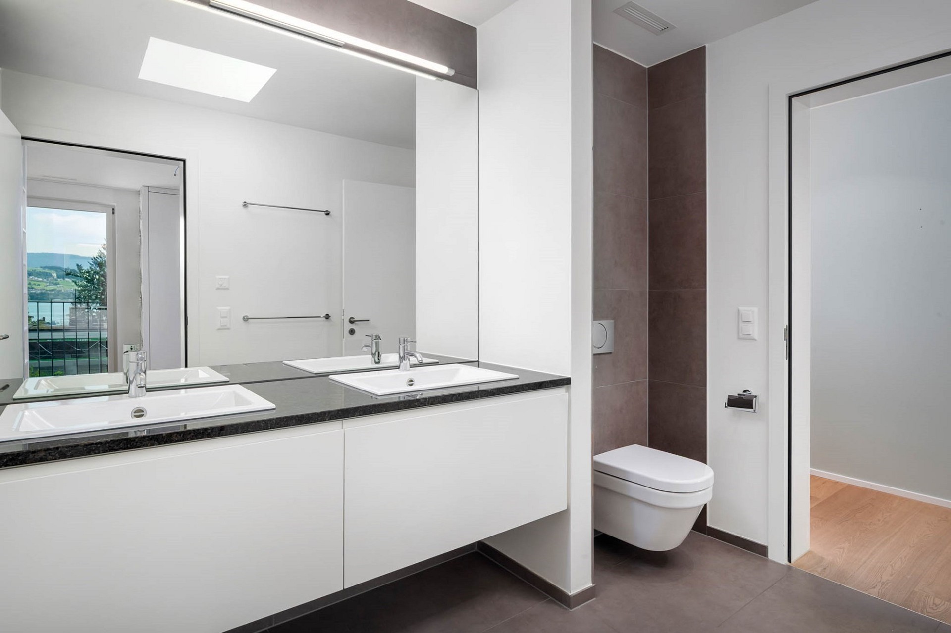 Modernes Badezimmer mit Blick ins Grüne