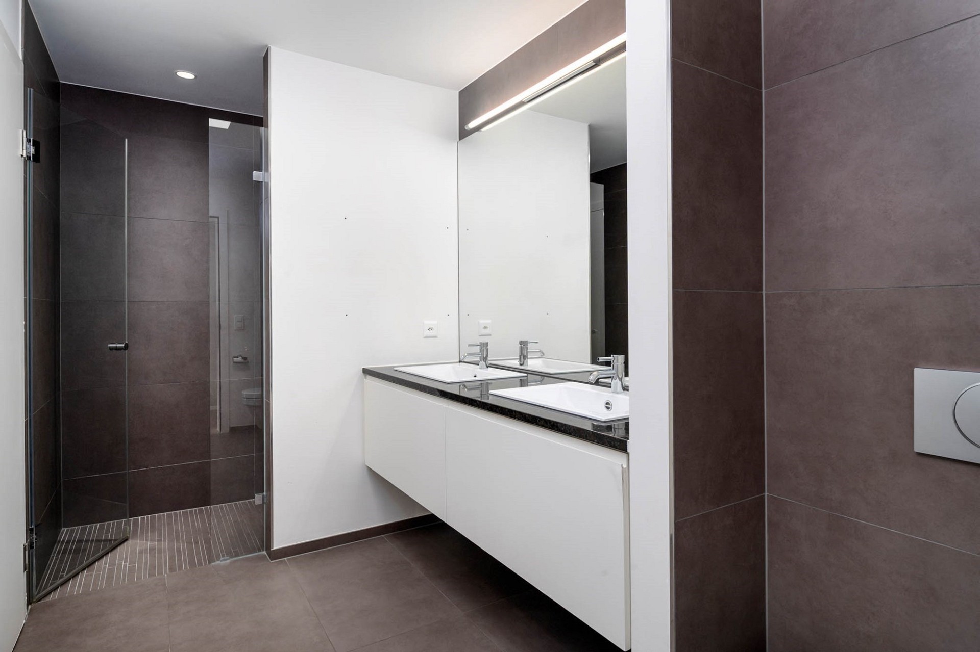 Modernes Badezimmer mit Doppelwaschtisch und Dusche