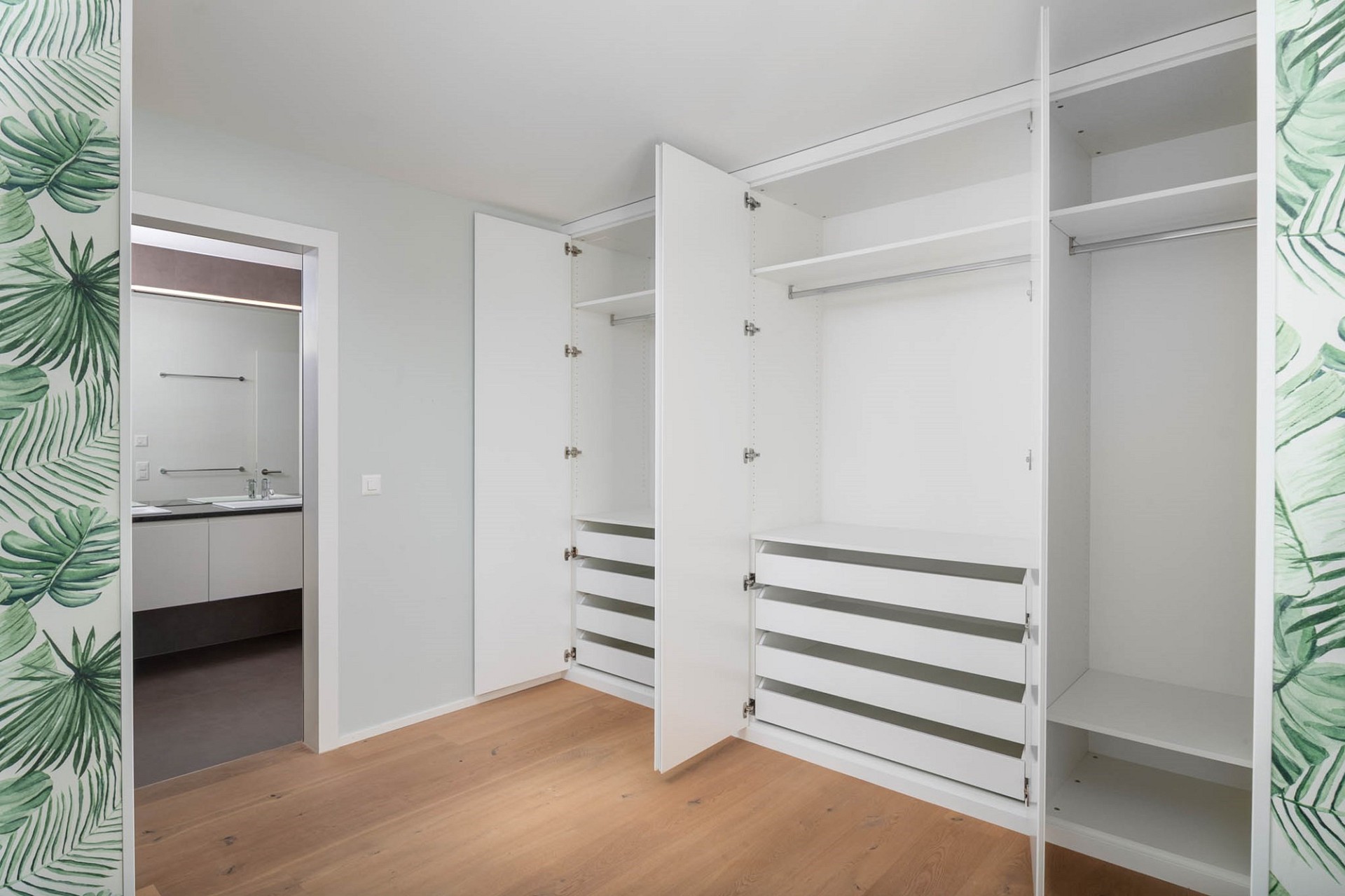 Helles Ankleidezimmer mit Einbauschränken
