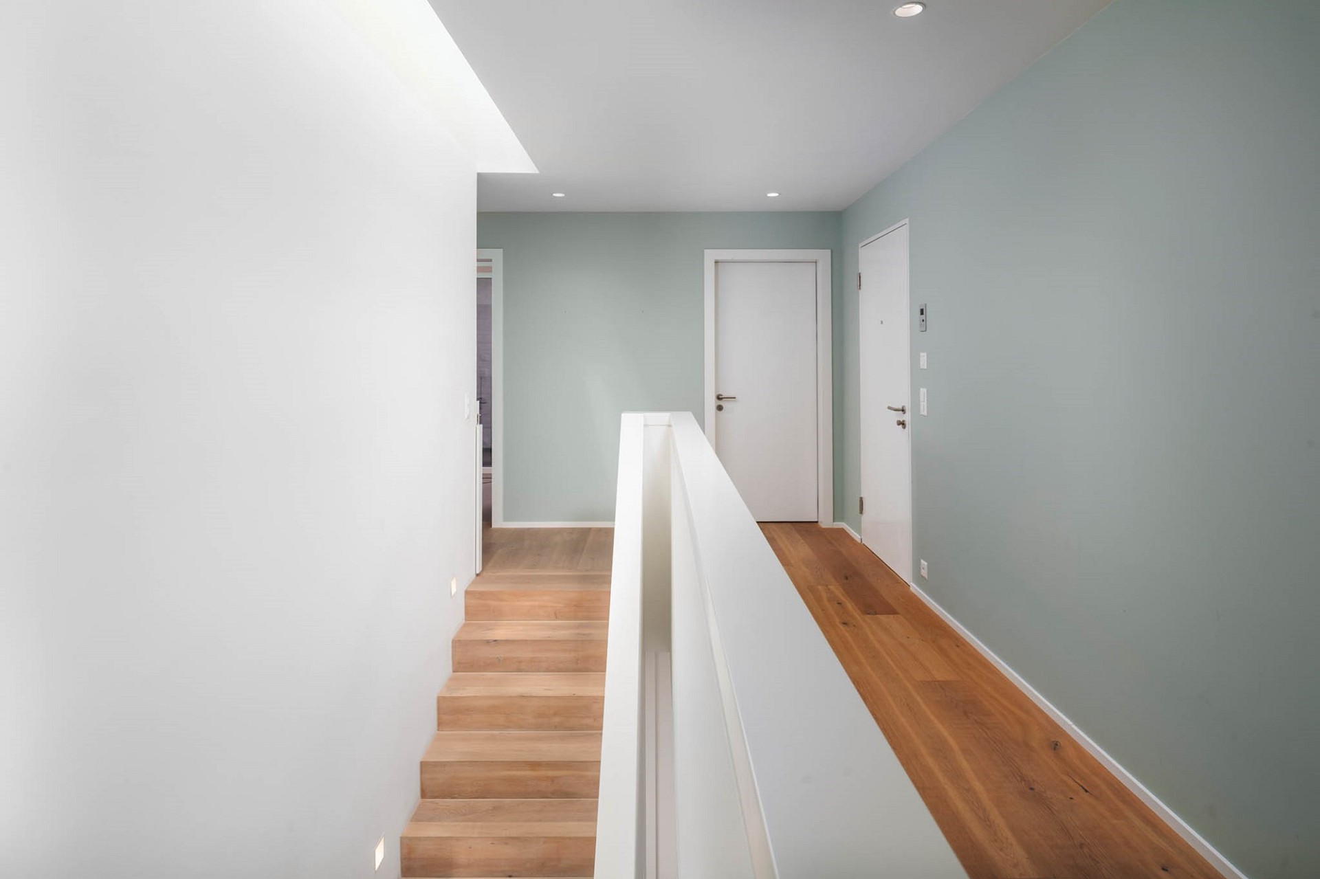 Heller Flur mit Galerie und Treppe