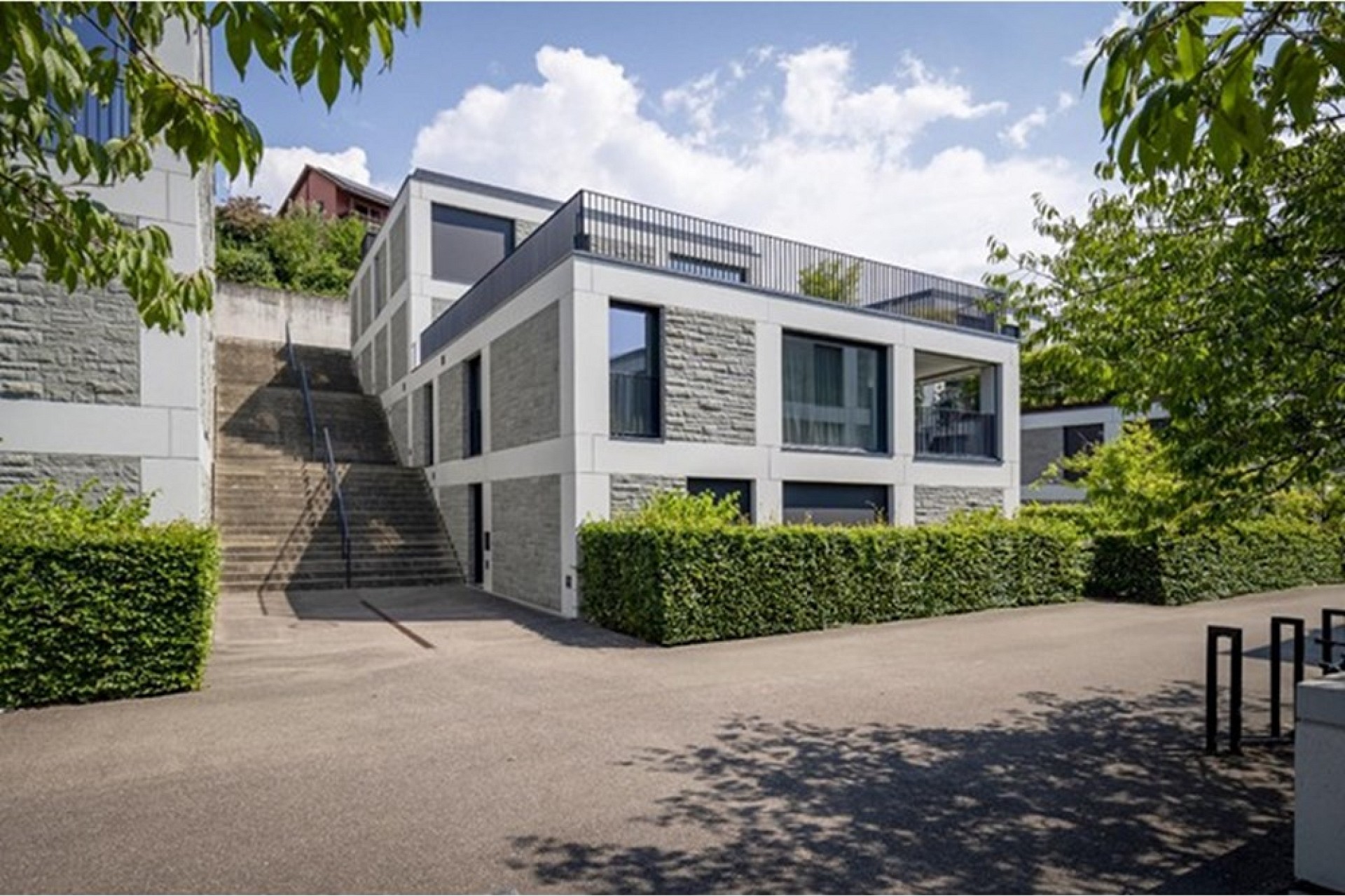 Modernes Wohngebäude mit Terrassennutzung