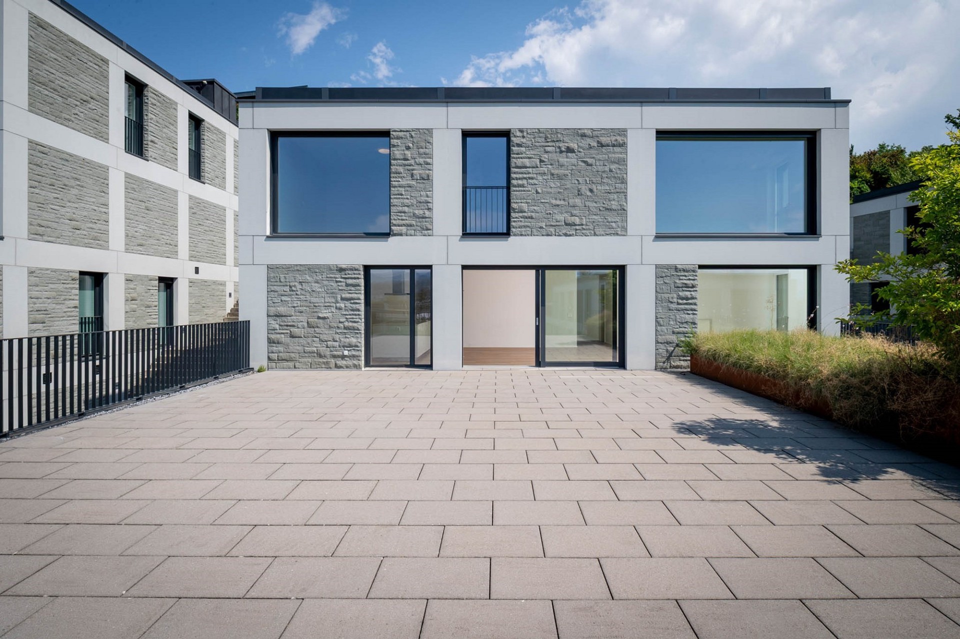 Moderne Außenansicht mit Terrasse
