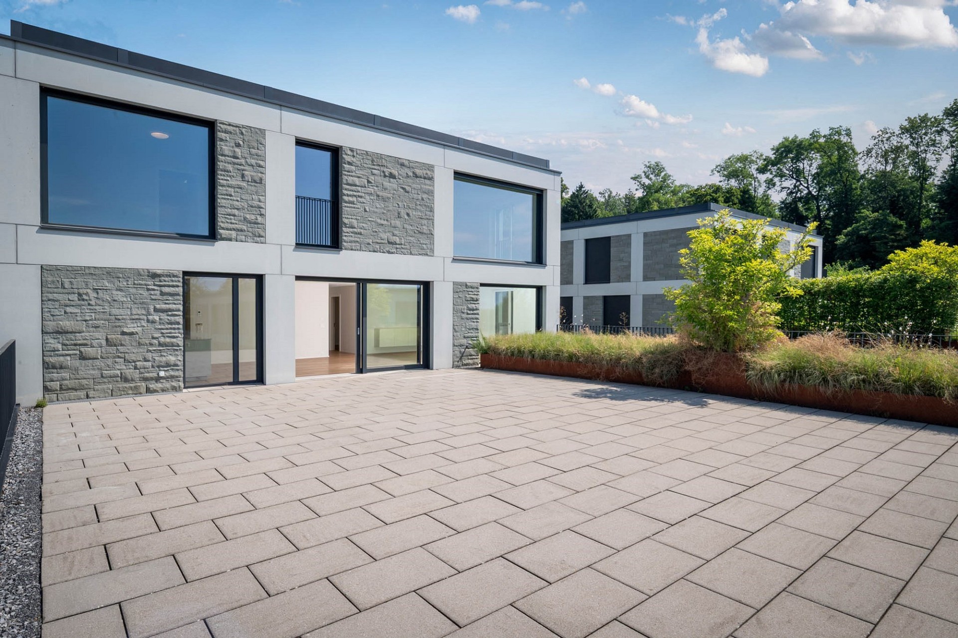 Moderne Außenansicht mit Terrasse