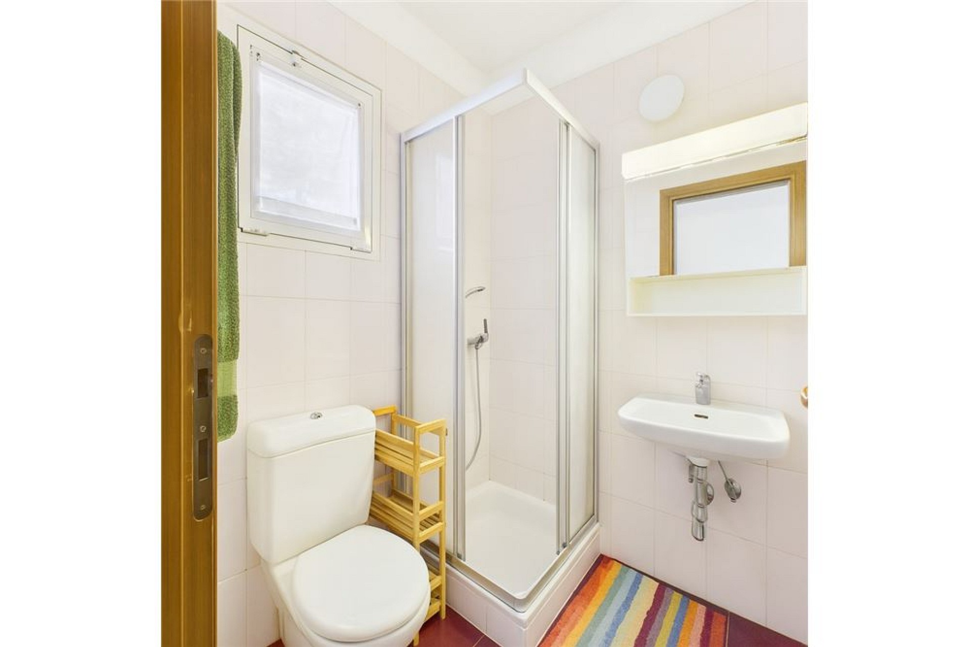 Kleines helles Badezimmer mit Dusche und WC