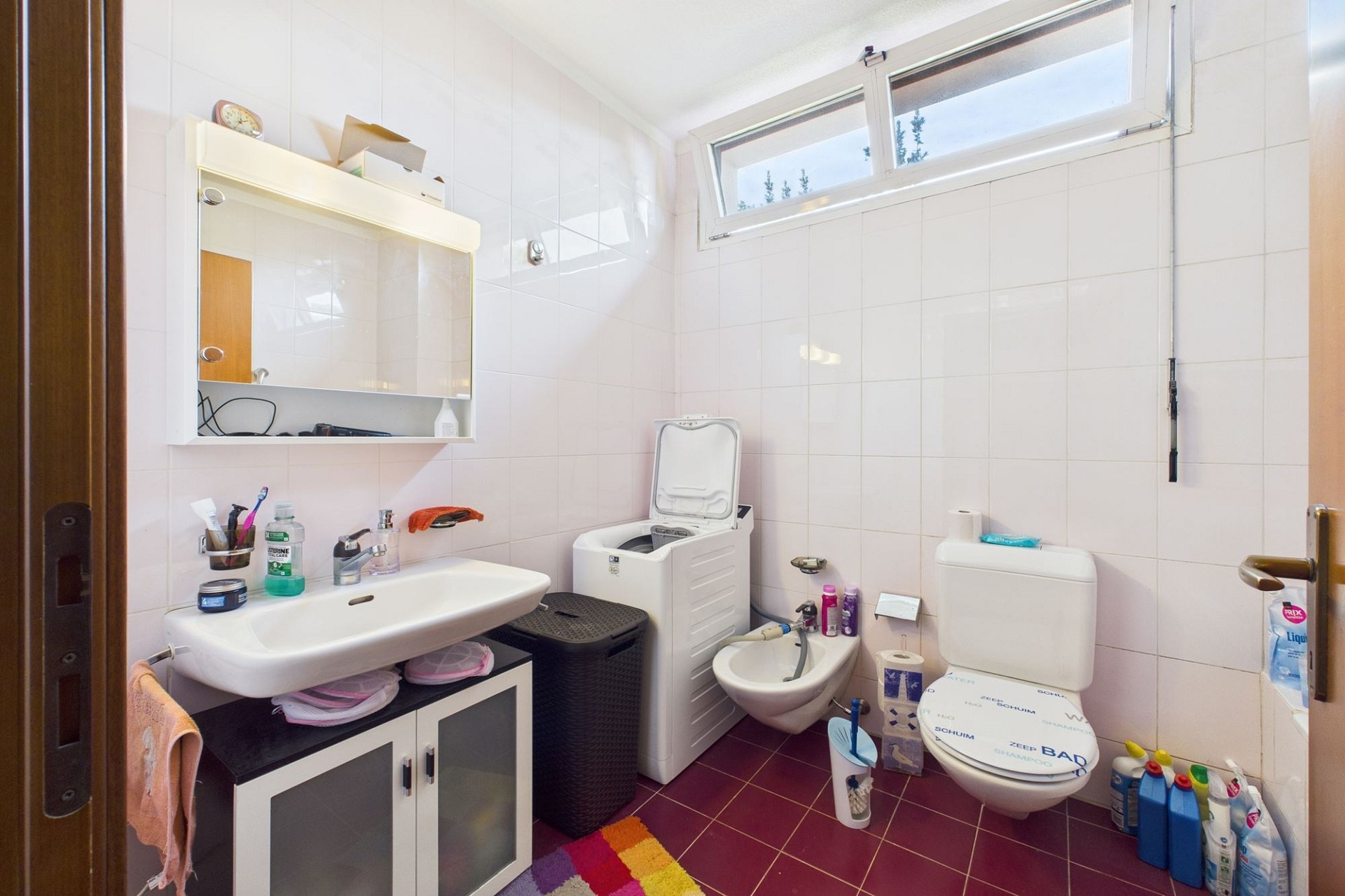 Kleines, funktionales Badezimmer mit stark genutzter Ausstattung