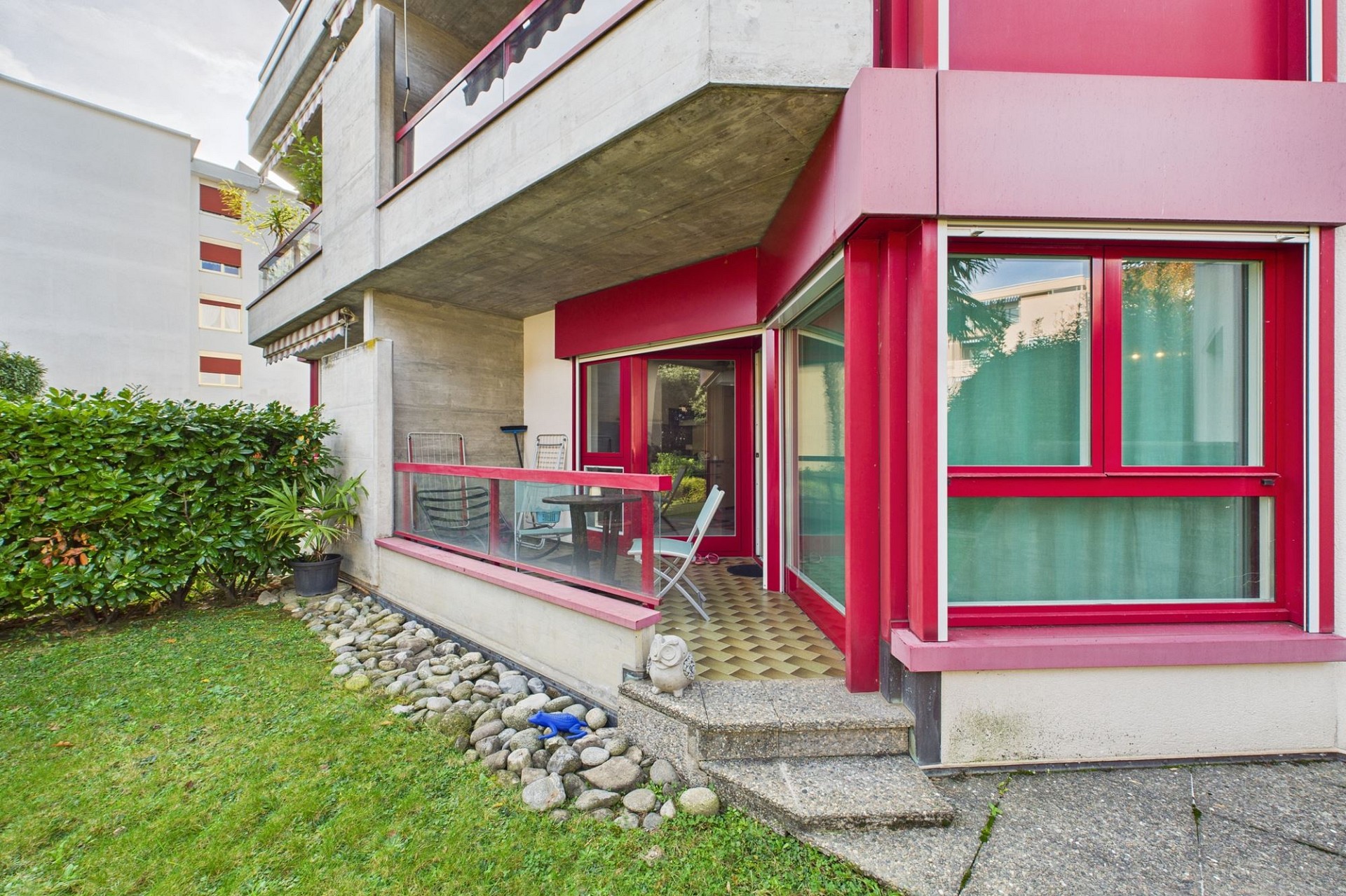 Moderne Wohnanlage mit Balkon und Garten