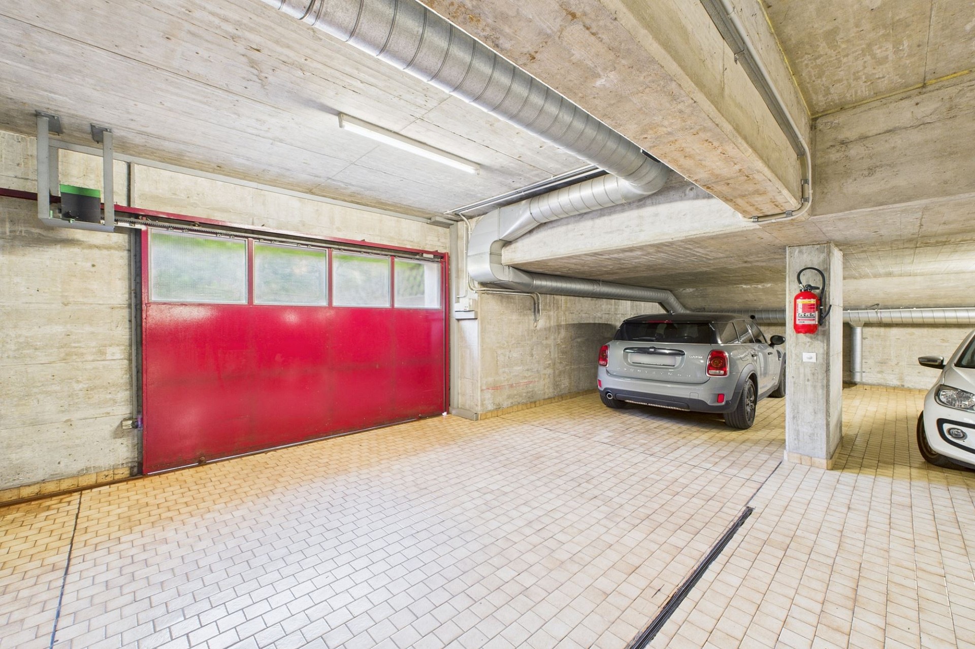 Tiefgarage mit Fahrzeugen