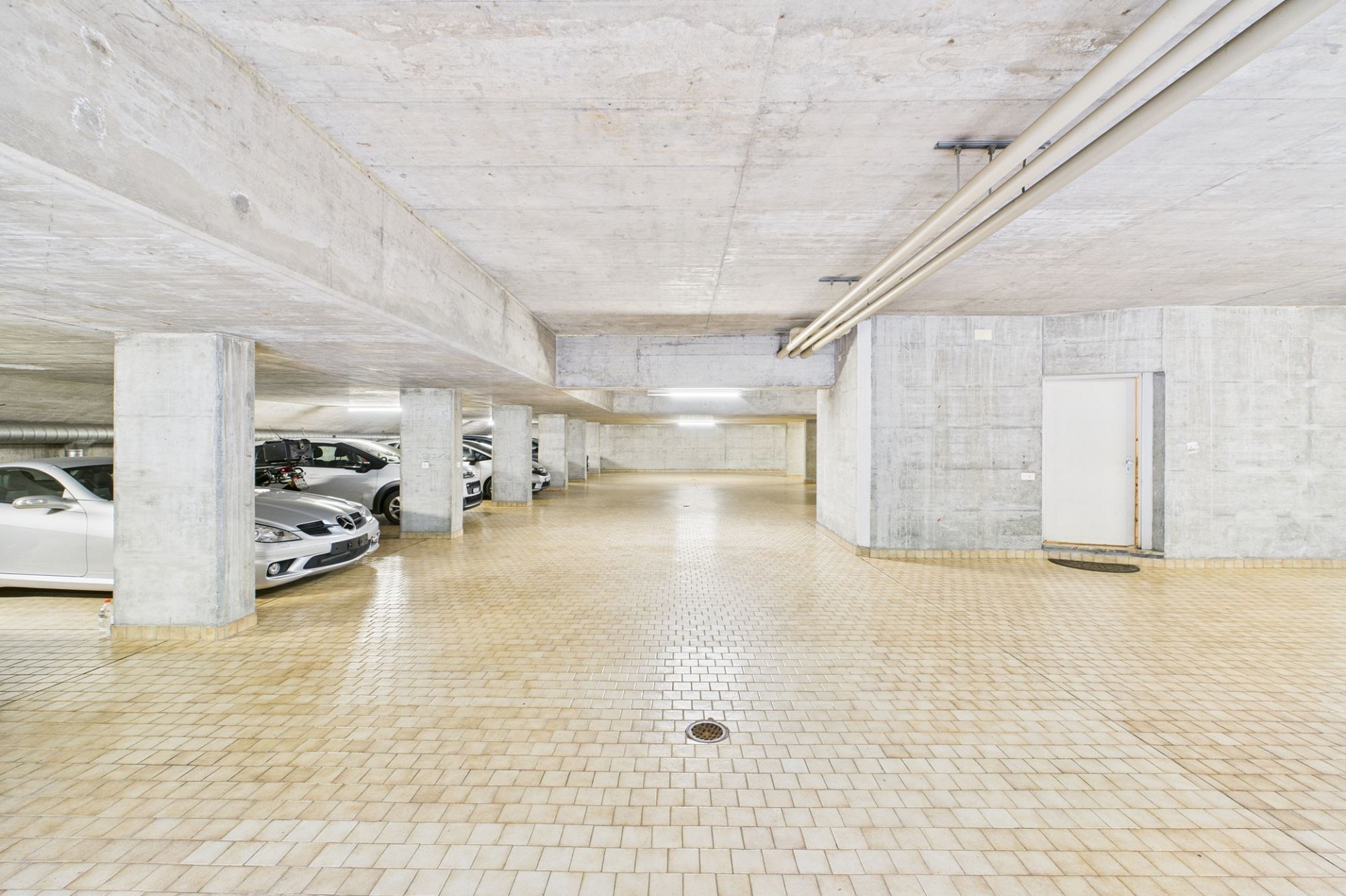 Tiefgarage mit Betonstützen