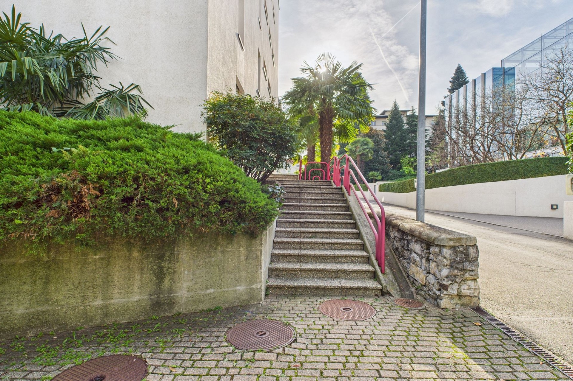 Außenansicht mit Treppe und Begrünung